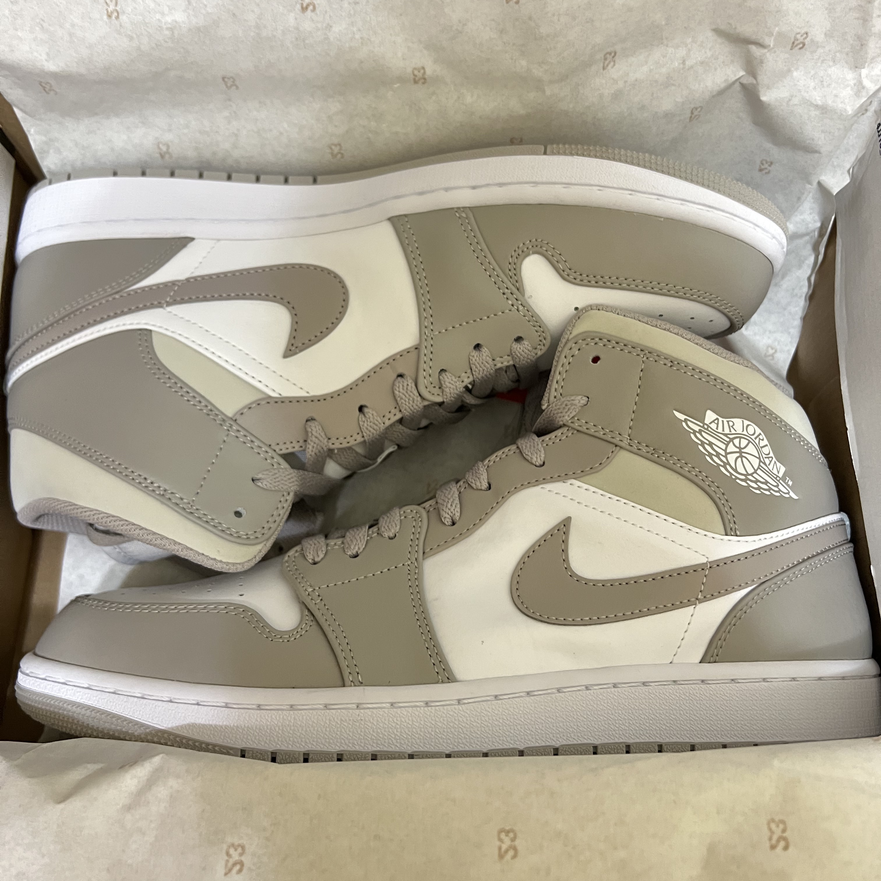 Jordan 1 Mid College Grey 착용 스타일 - 1