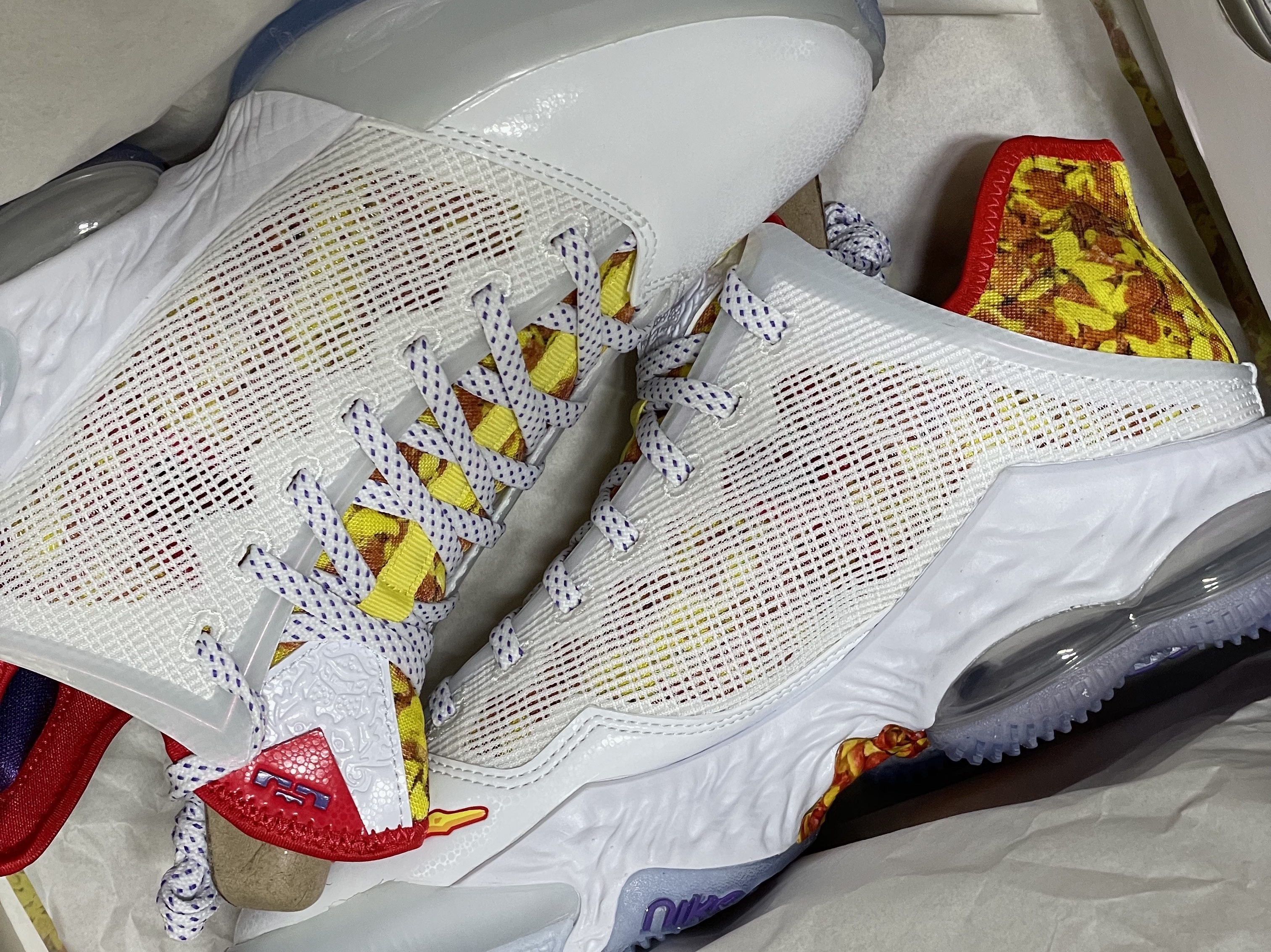 Nike LeBron XIX Low Magic Fruity Pebbles 착용 스타일 - 2