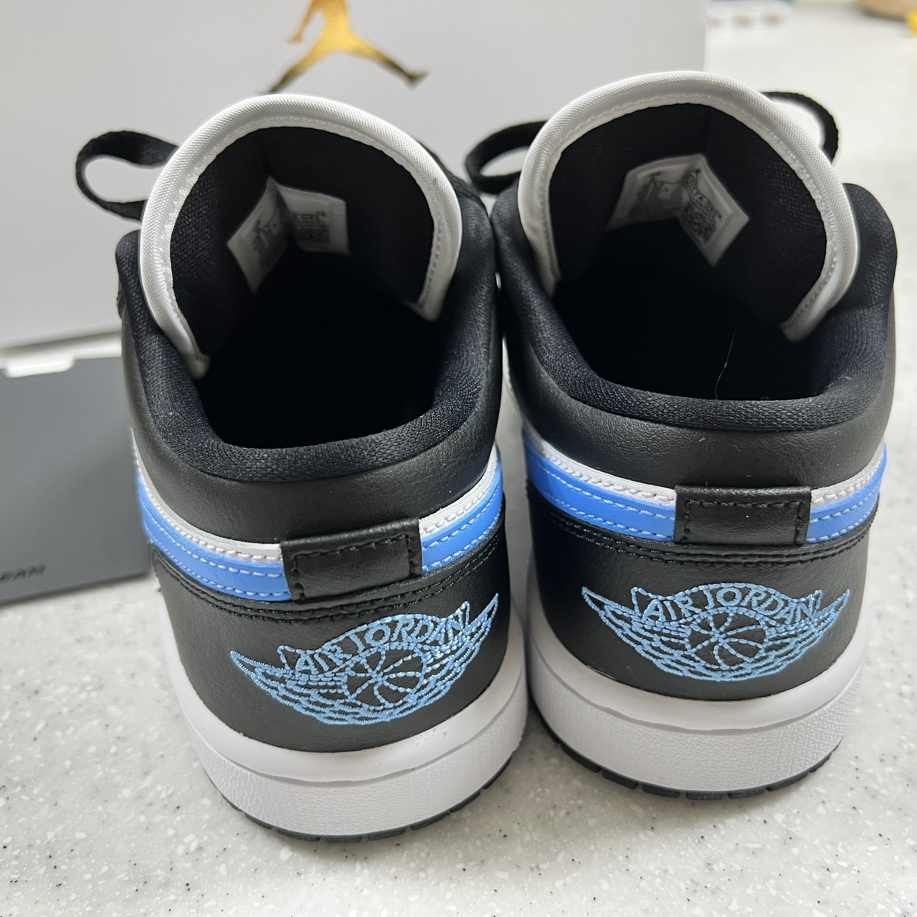 (W) Jordan 1 Low Black University Blue 착용 스타일 - 3