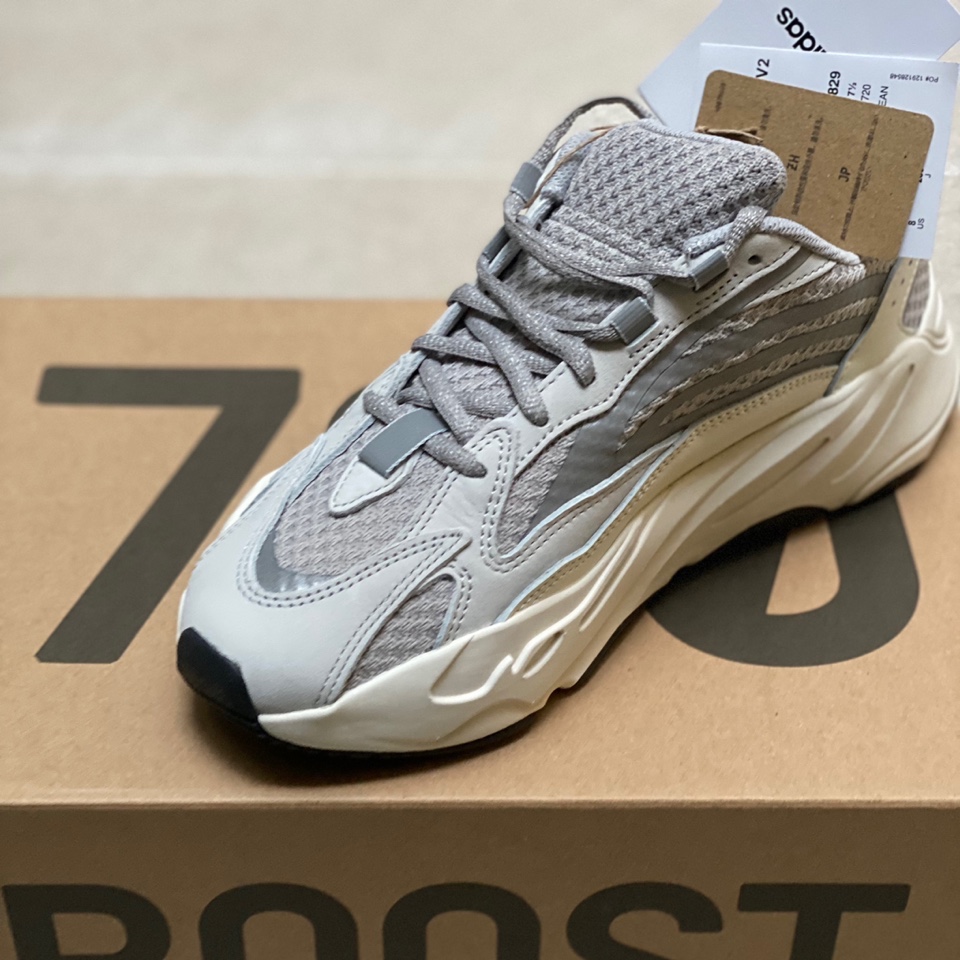 Adidas Yeezy Boost 700 V2 Static 2022 착용 스타일