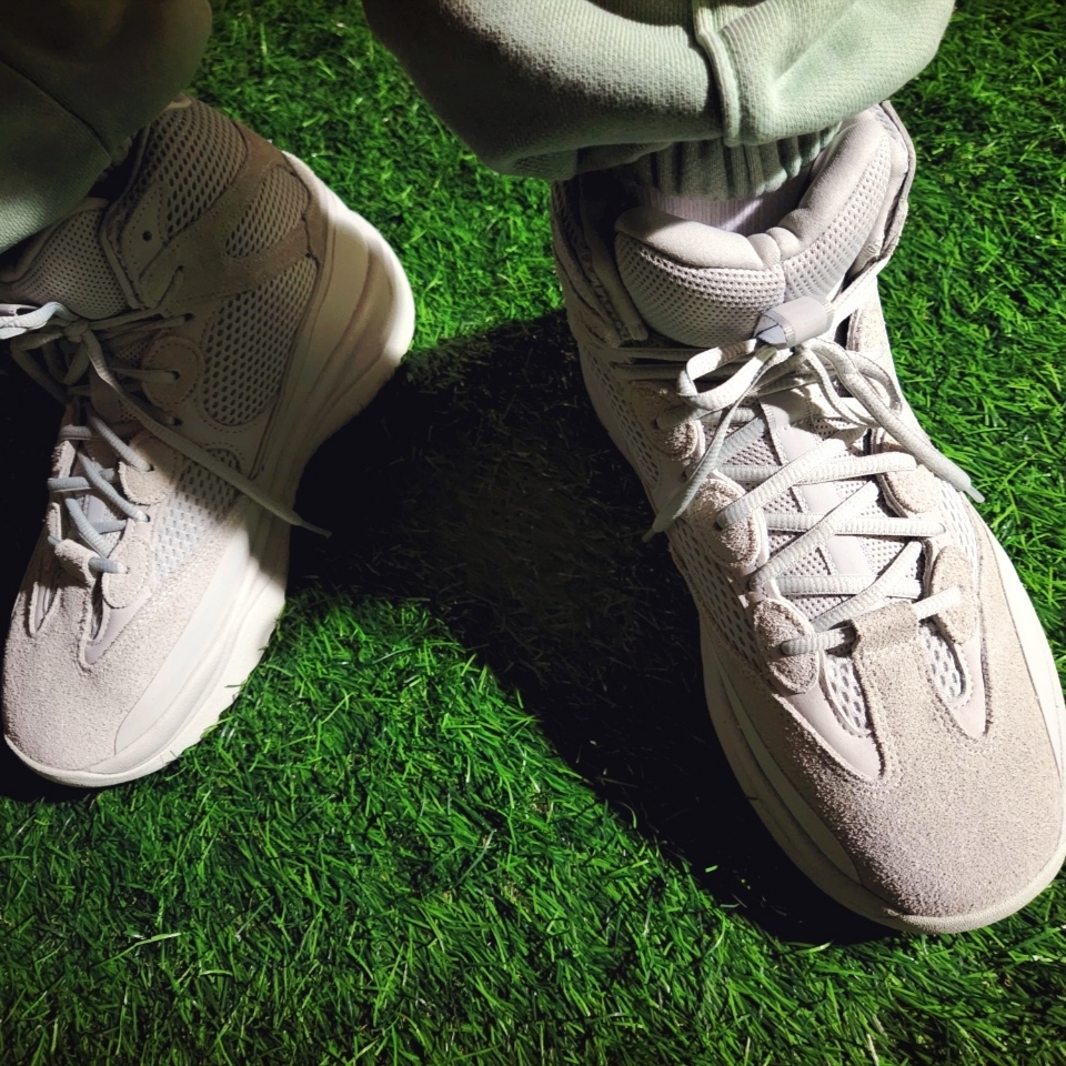 Adidas Yeezy Desert Boot Salt 착용 스타일 - 4