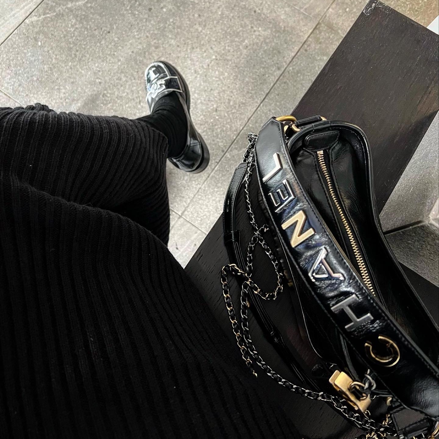 Chanel Gabrielle Small Hobo Bag Aged Calfskin & Gold Black 착용 스타일 - 2
