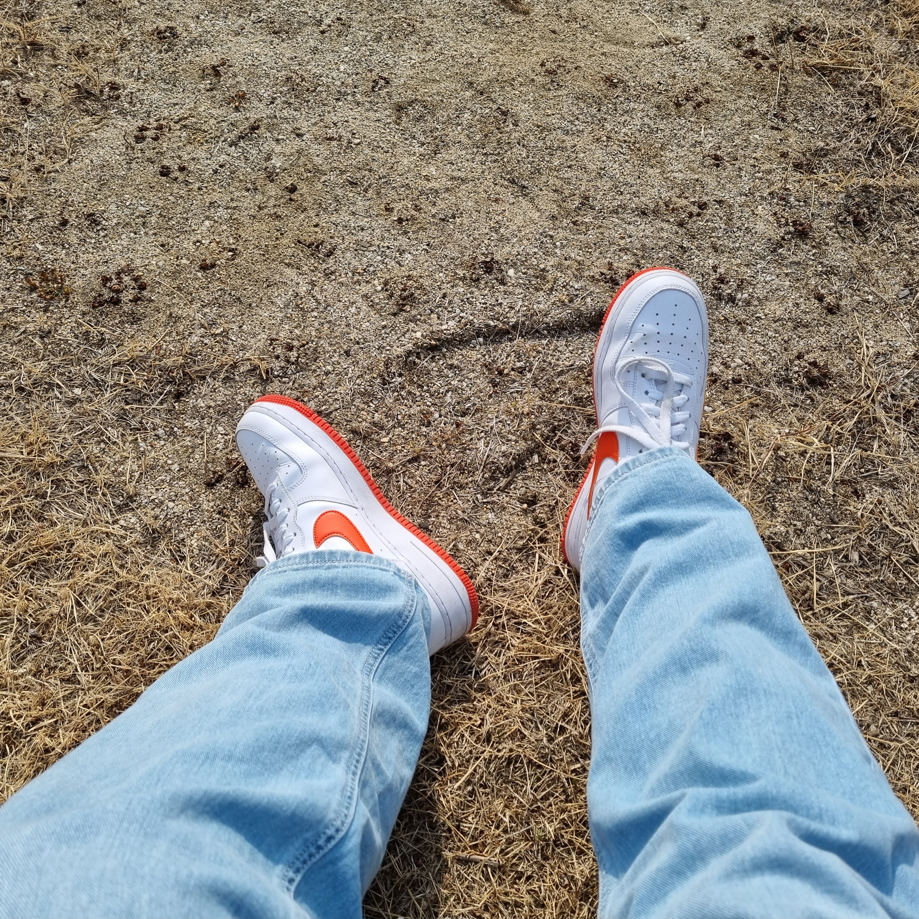 Nike Air Force 1 '07 Low White Team Orange 착용 스타일 - 2