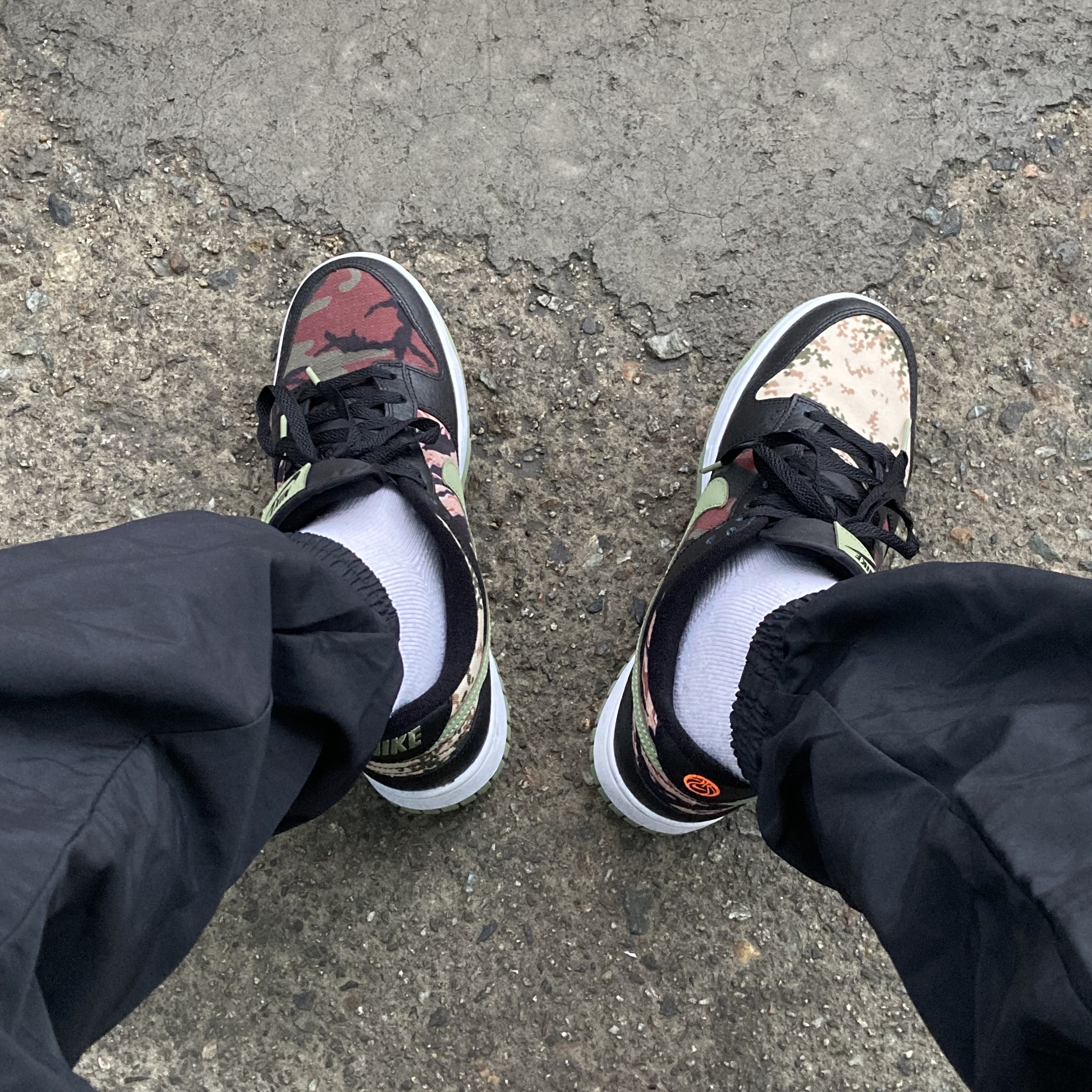 Nike Dunk Low SE Black Multi Camo 착용 스타일 - 2