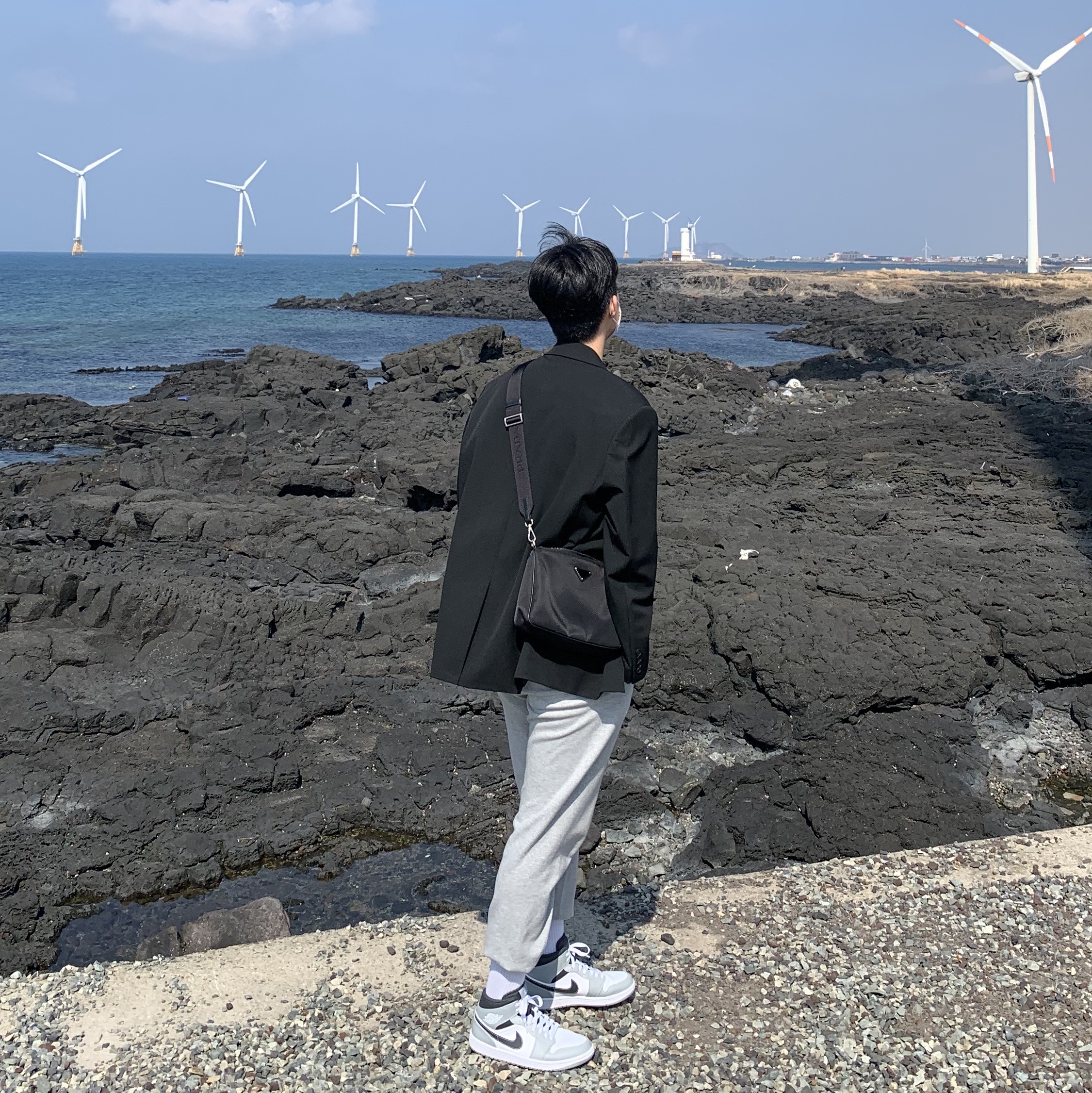 Jordan 1 Mid Light Smoke Grey Anthracite, Prada Re-Nylon and Saffiano Leather Shoulder Bag Black 착용 스타일