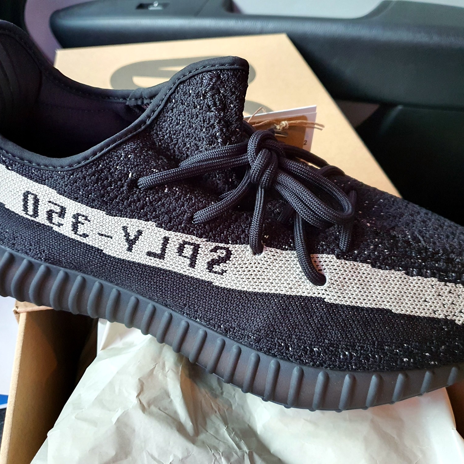 Adidas Yeezy Boost 350 V2 Core Black White 2022 착용 스타일