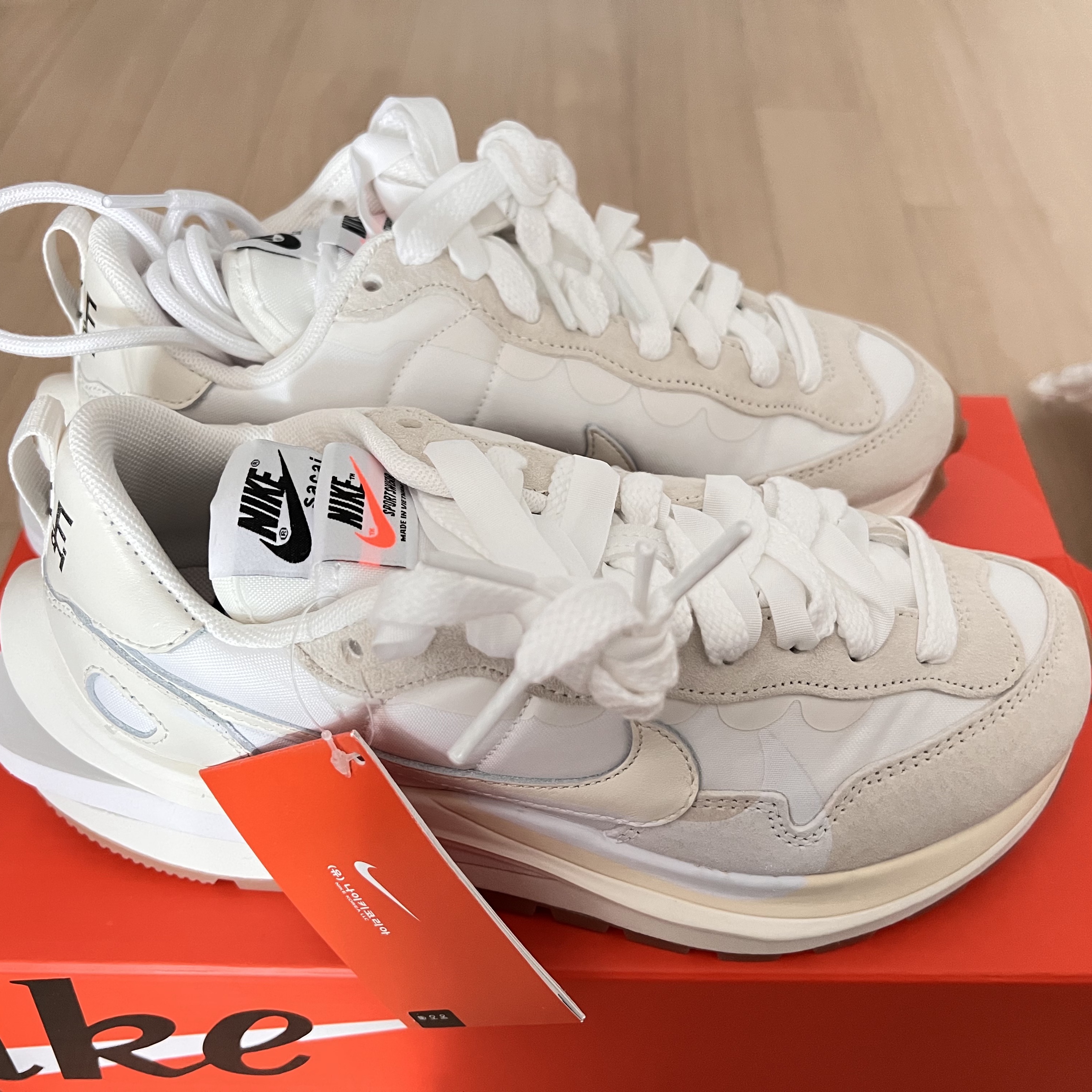Nike x Sacai VaporWaffle White and Gum 착용 스타일