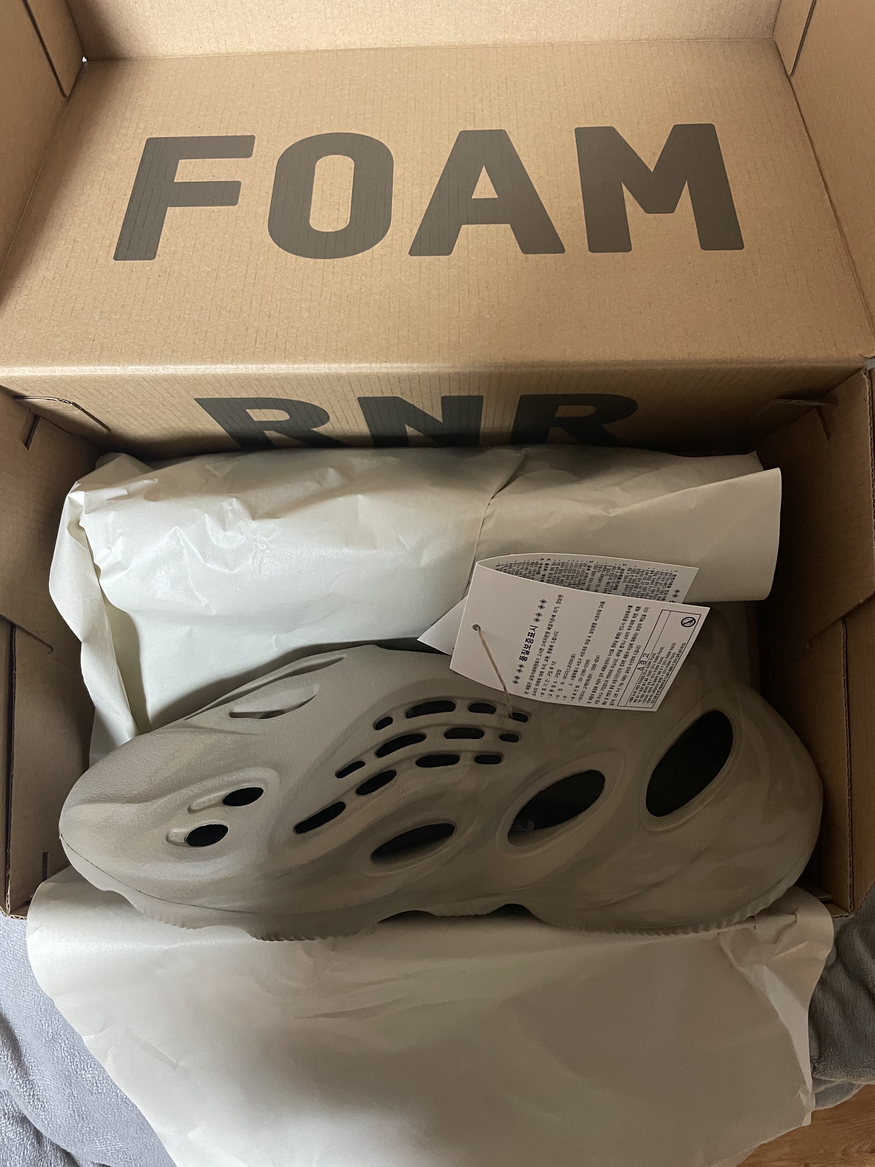 Adidas Yeezy Foam RNNR Stone Sage 착용 스타일