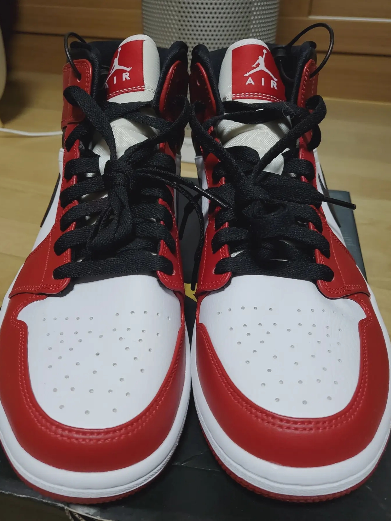 Jordan 1 Mid Chicago 2020 착용 스타일 - 1