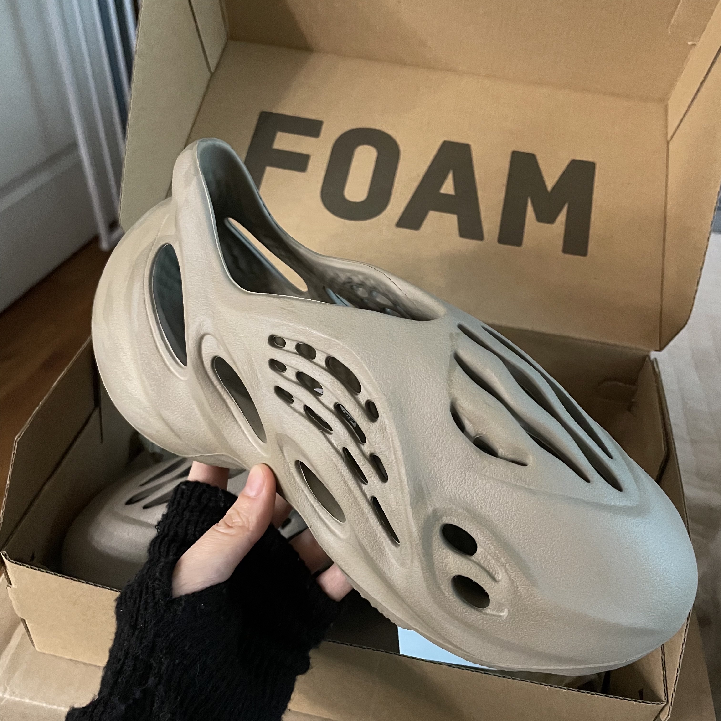 Adidas Yeezy Foam RNNR Stone Sage 착용 스타일 - 2