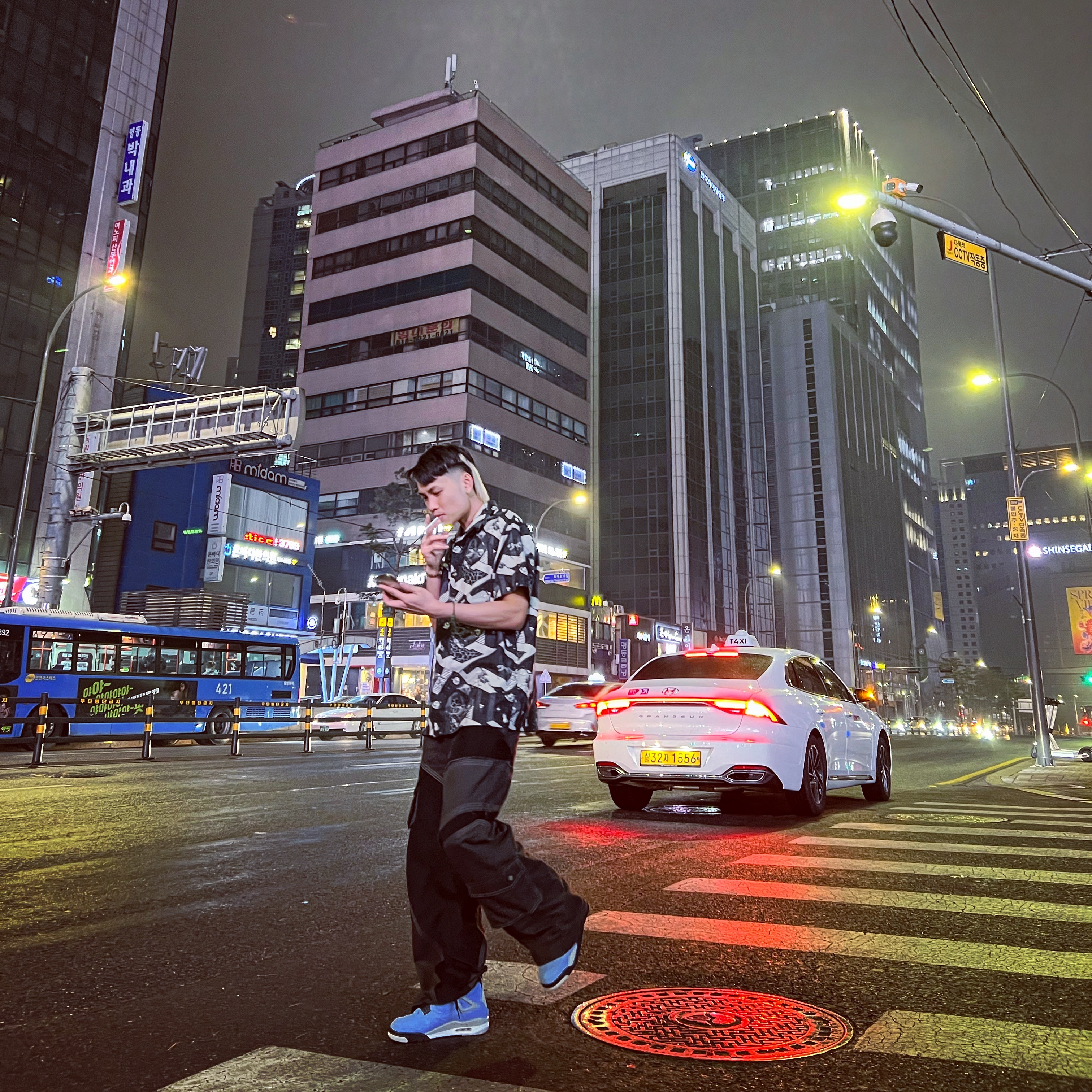Jordan 4 Retro University Blue 착용 스타일 - 1
