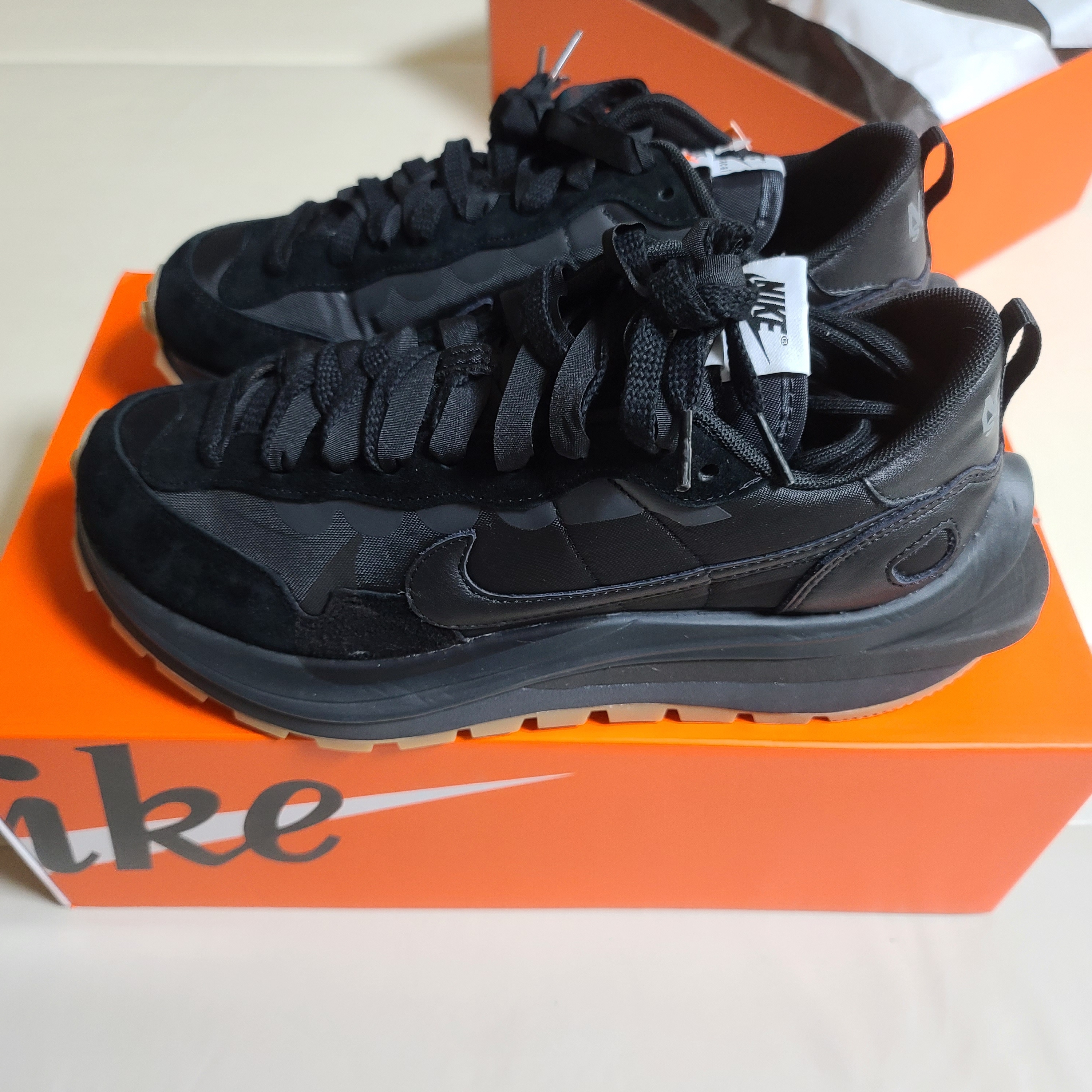 Nike x Sacai VaporWaffle Black and Gum 착용 스타일 - 1