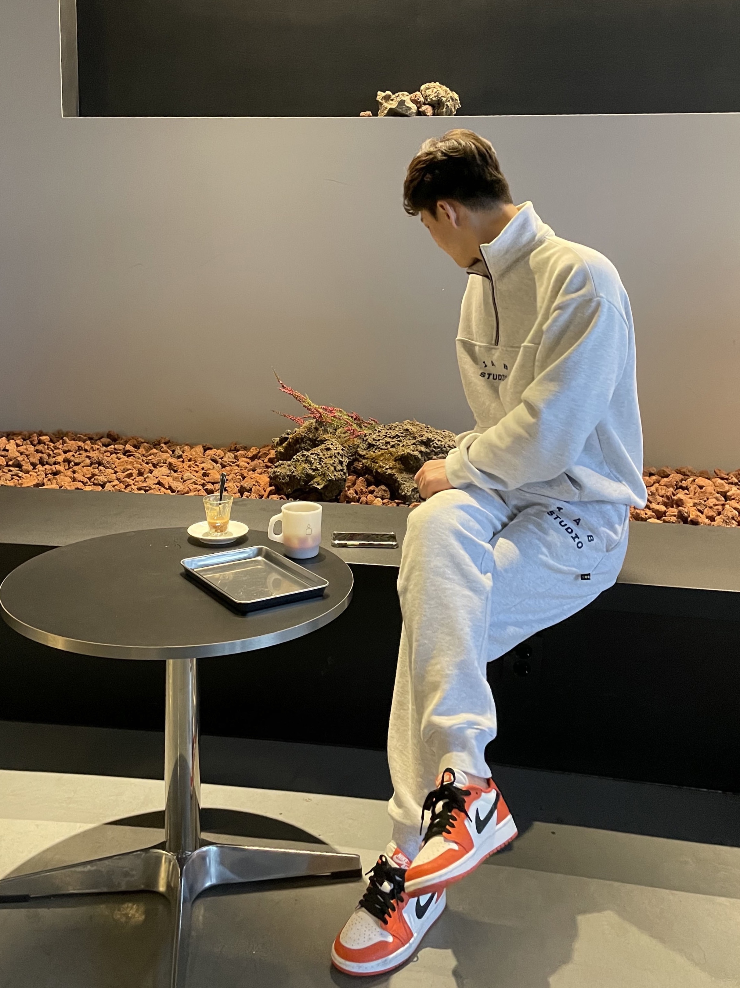 Jordan 1 Low OG Starfish, IAB Studio Half Zip Pullover Light Gray 착용 스타일 - 1