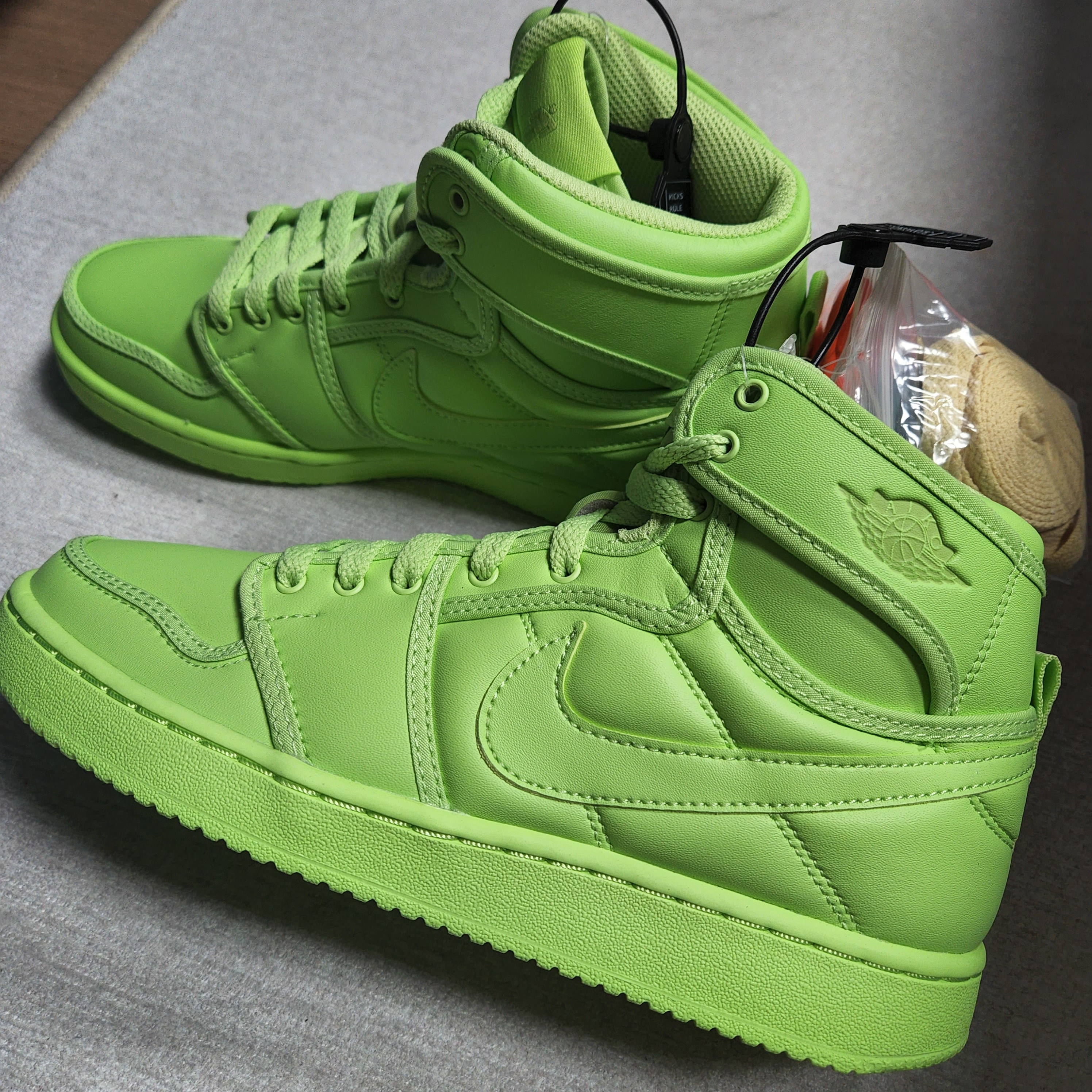 (W) Jordan 1 x Billie Eilish KO SP Lime Green 착용 스타일 - 2