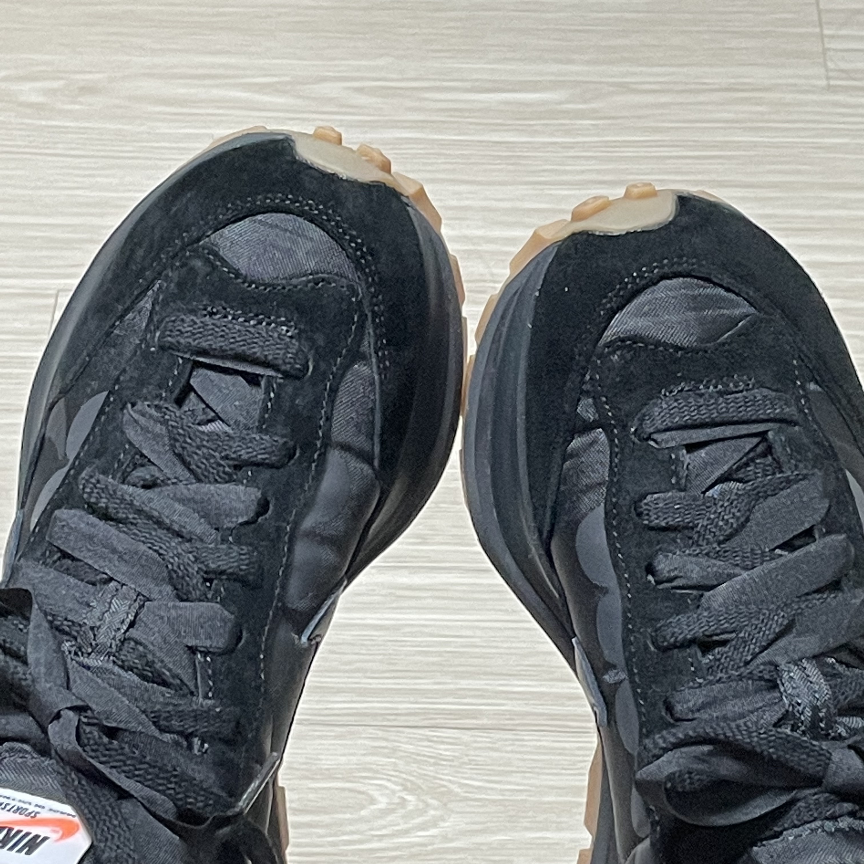 Nike x Sacai VaporWaffle Black and Gum 착용 스타일 - 1