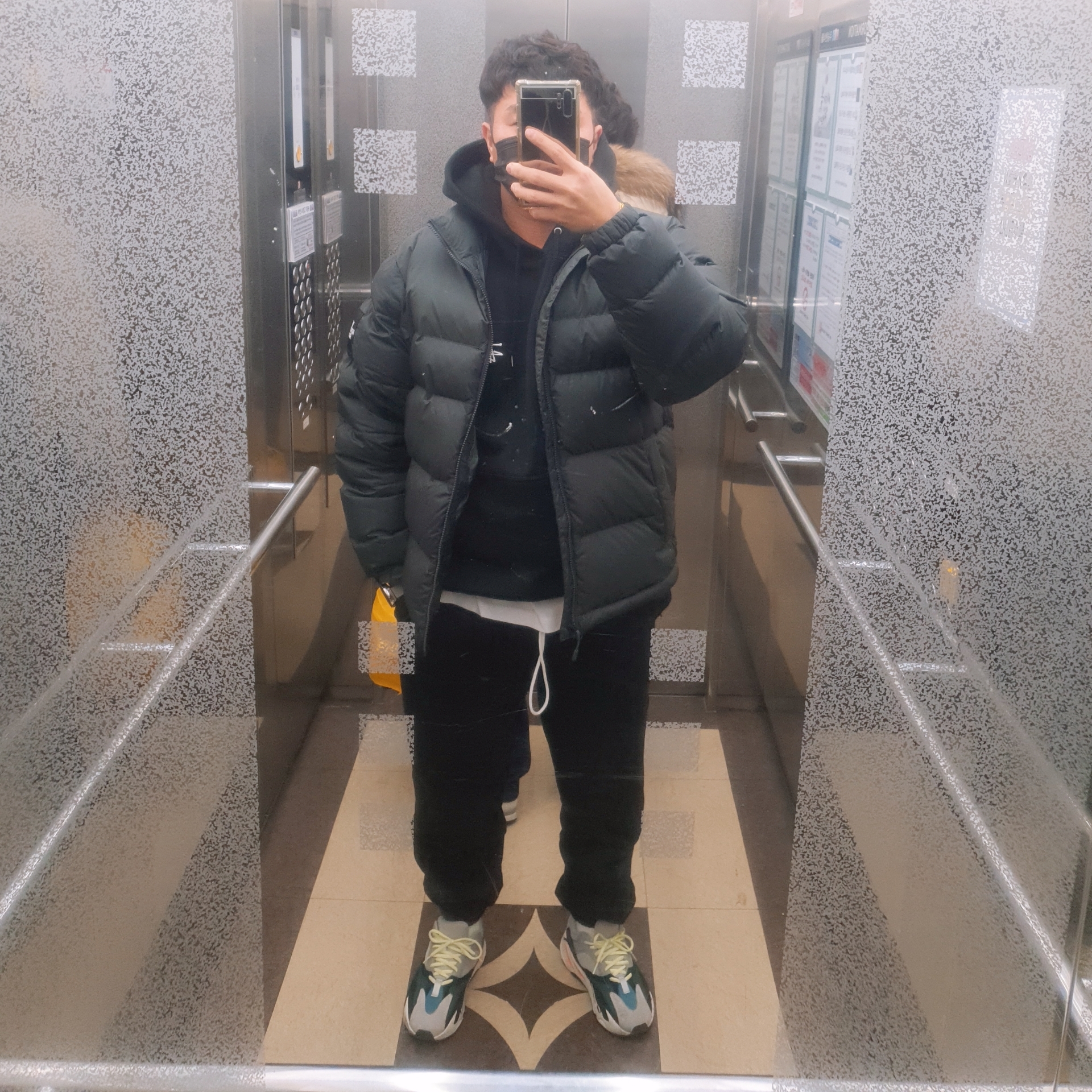 Stussy Basic Stussy Hoodie Black 2021, Adidas Yeezy Boost 700 Wave Runner Solid Grey 2017/2019 착용 스타일