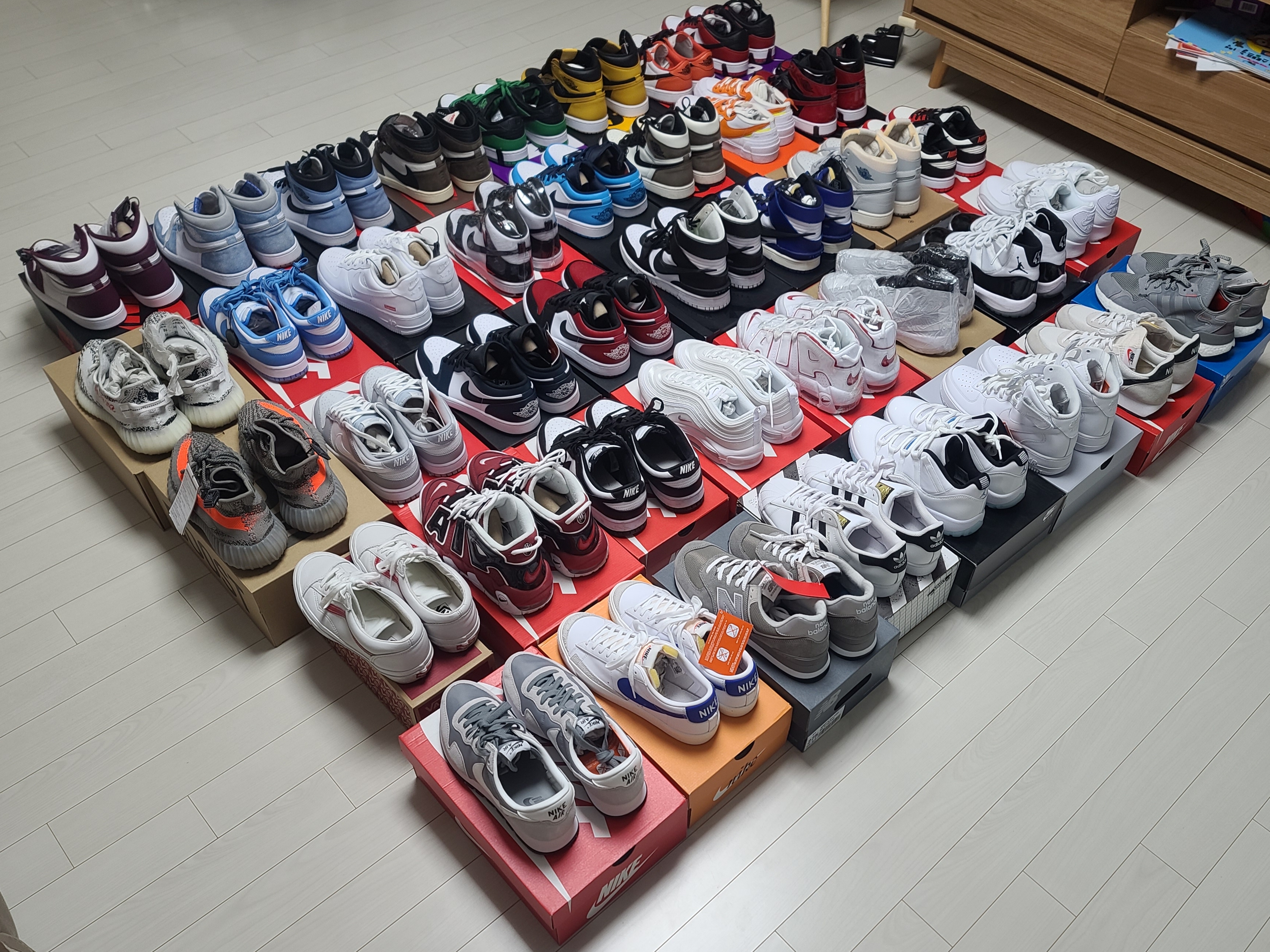 Jordan 1 Retro High OG Black Mocha, Jordan 1 x Travis Scott Retro High OG SP Mocha 착용 스타일 - 3