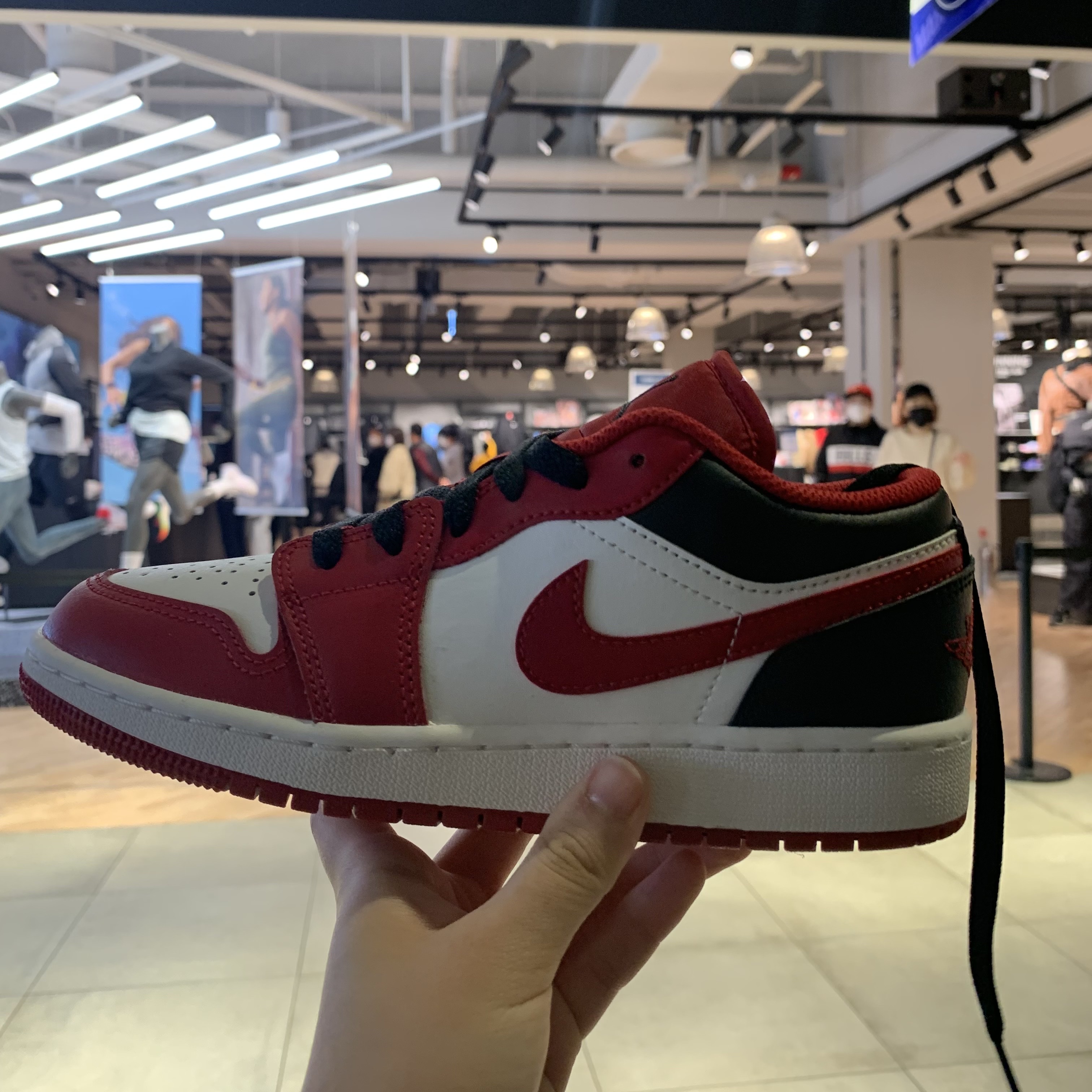 (GS) Jordan 1 Low White Gym Red Black 착용 스타일 - 1