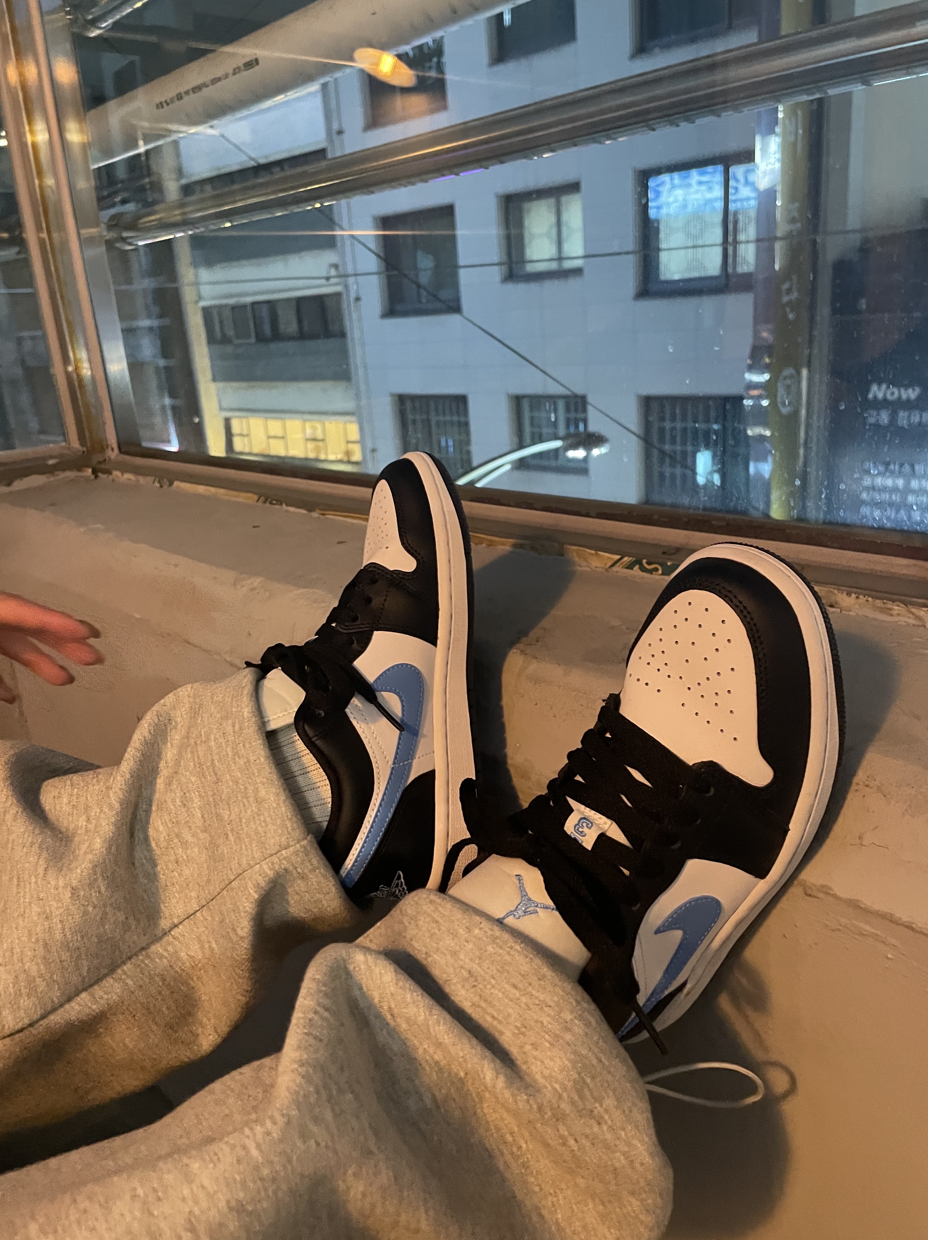 (W) Jordan 1 Low Black University Blue 착용 스타일 - 2