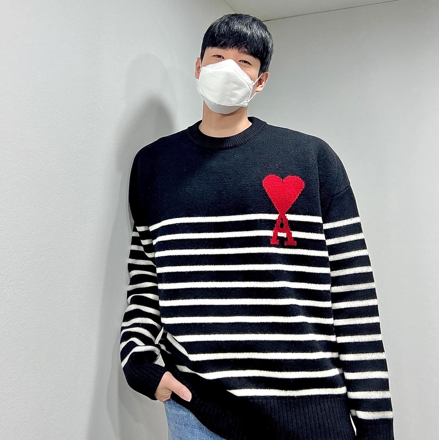 AMI de Coeur Striped Oversize Intarsia Sweater Black White 착용 스타일 - 1