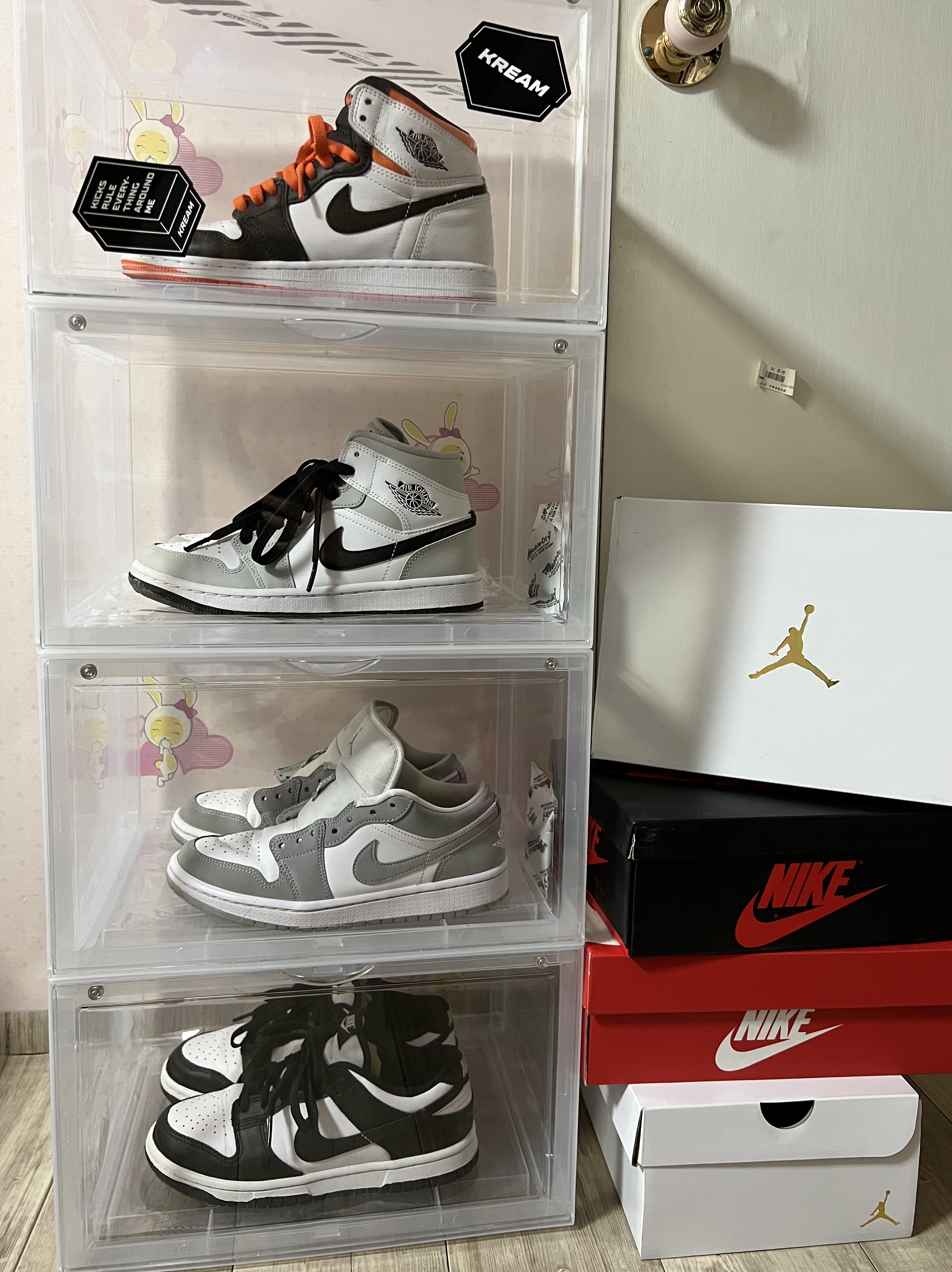 (GS) Jordan 1 Retro High OG Electro Orange, (W) Jordan 1 Low White Wolf Grey 착용 스타일