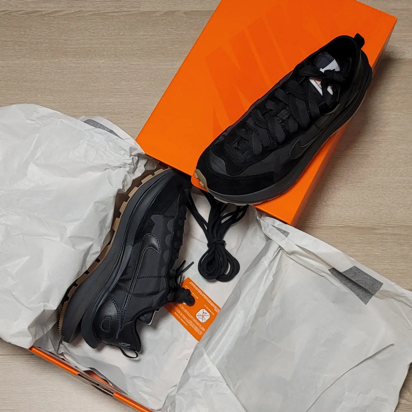 Nike x Sacai VaporWaffle Black and Gum 착용 스타일 - 2