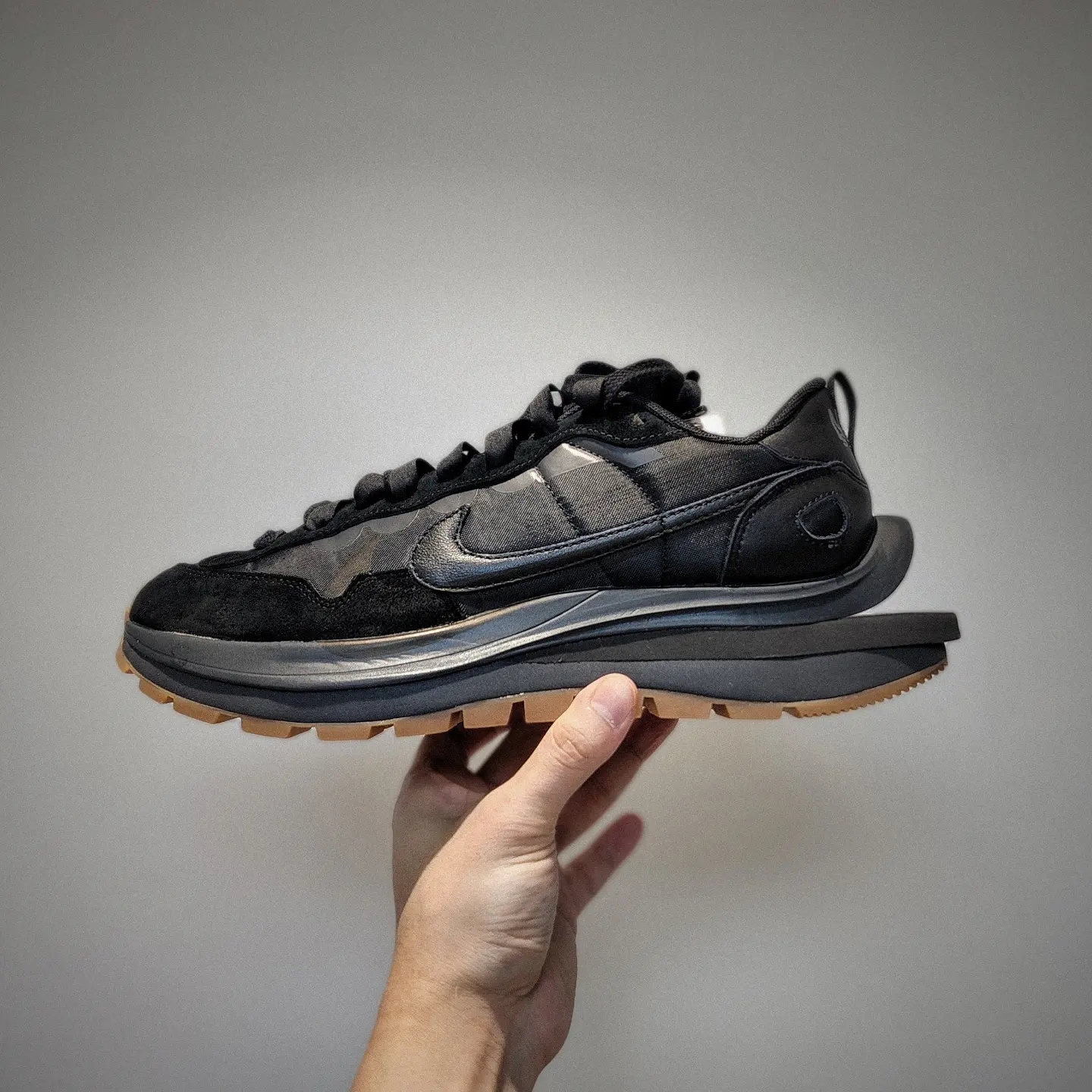 Nike x Sacai VaporWaffle Black and Gum 착용 스타일