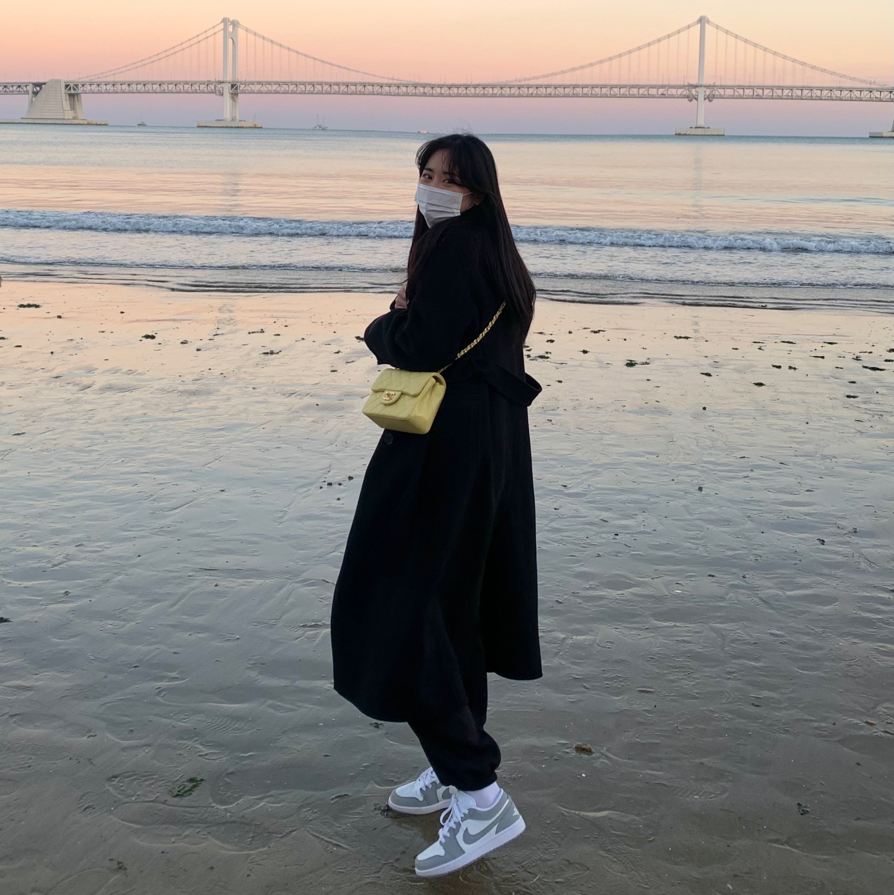 (W) Jordan 1 Low White Wolf Grey, Chanel Mini Flap Bag Lambskin & Gold Black 착용 스타일