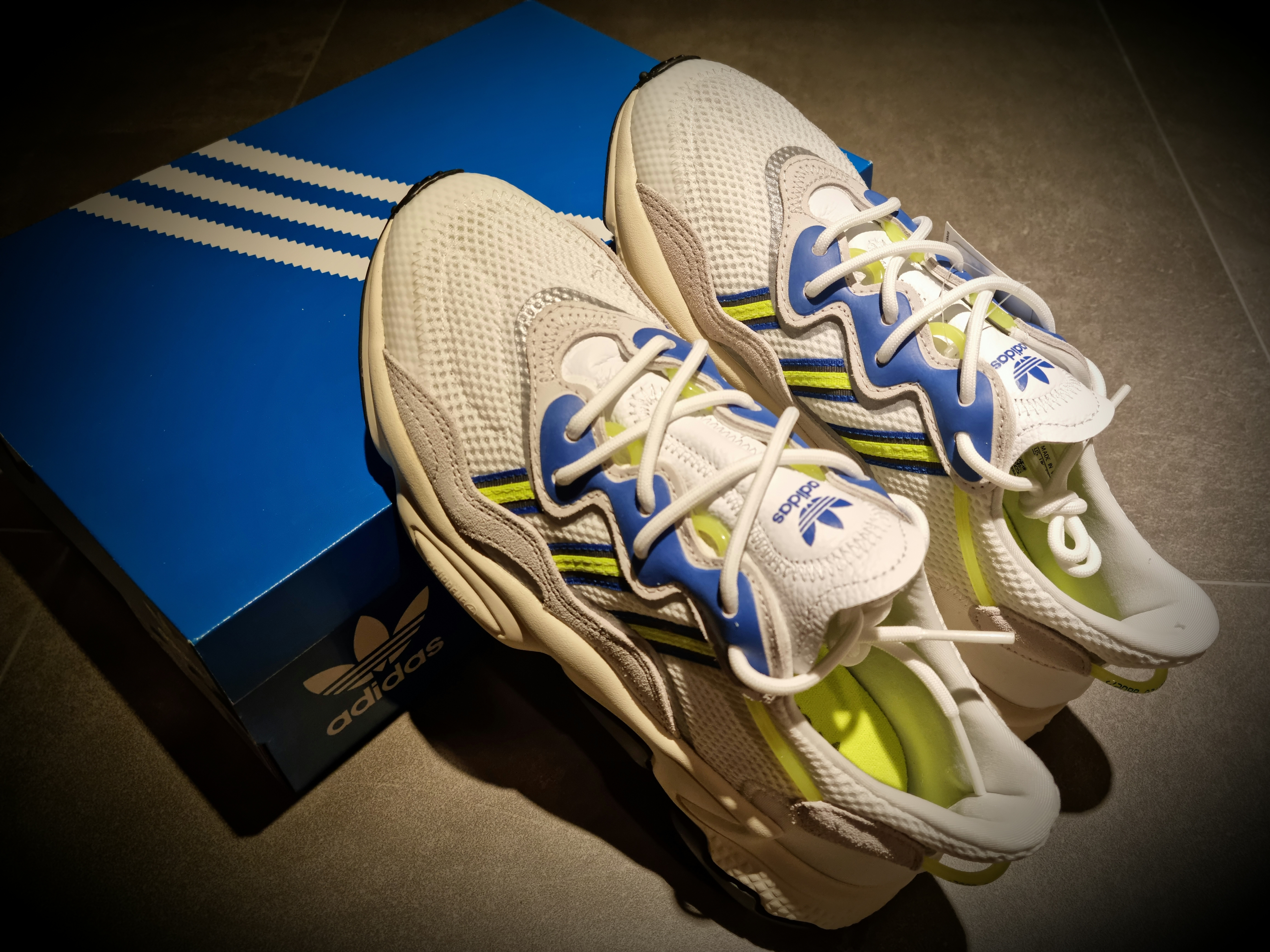 Adidas Ozweego Cloud White Solar Yellow 착용 스타일 - 3