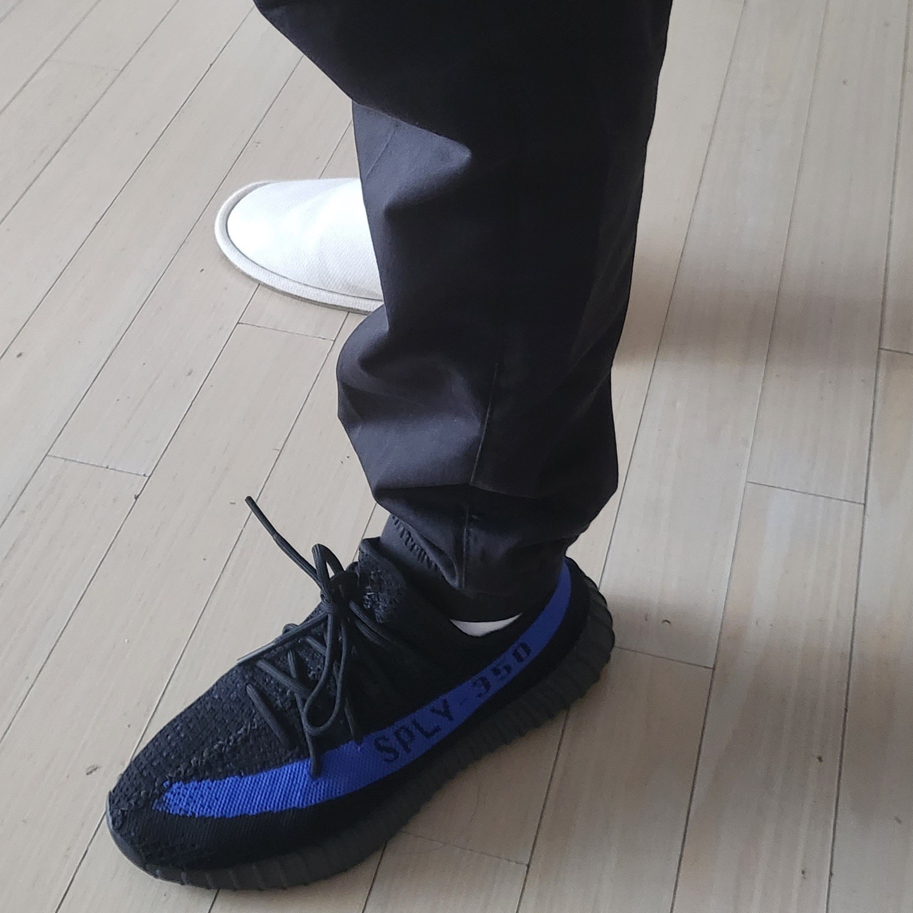 Adidas Yeezy Boost 350 V2 Dazzling Blue, Stone Island 31303 Stretch Cotton Tela Paracadute Cargo Pants Black - 22SS 착용 스타일
