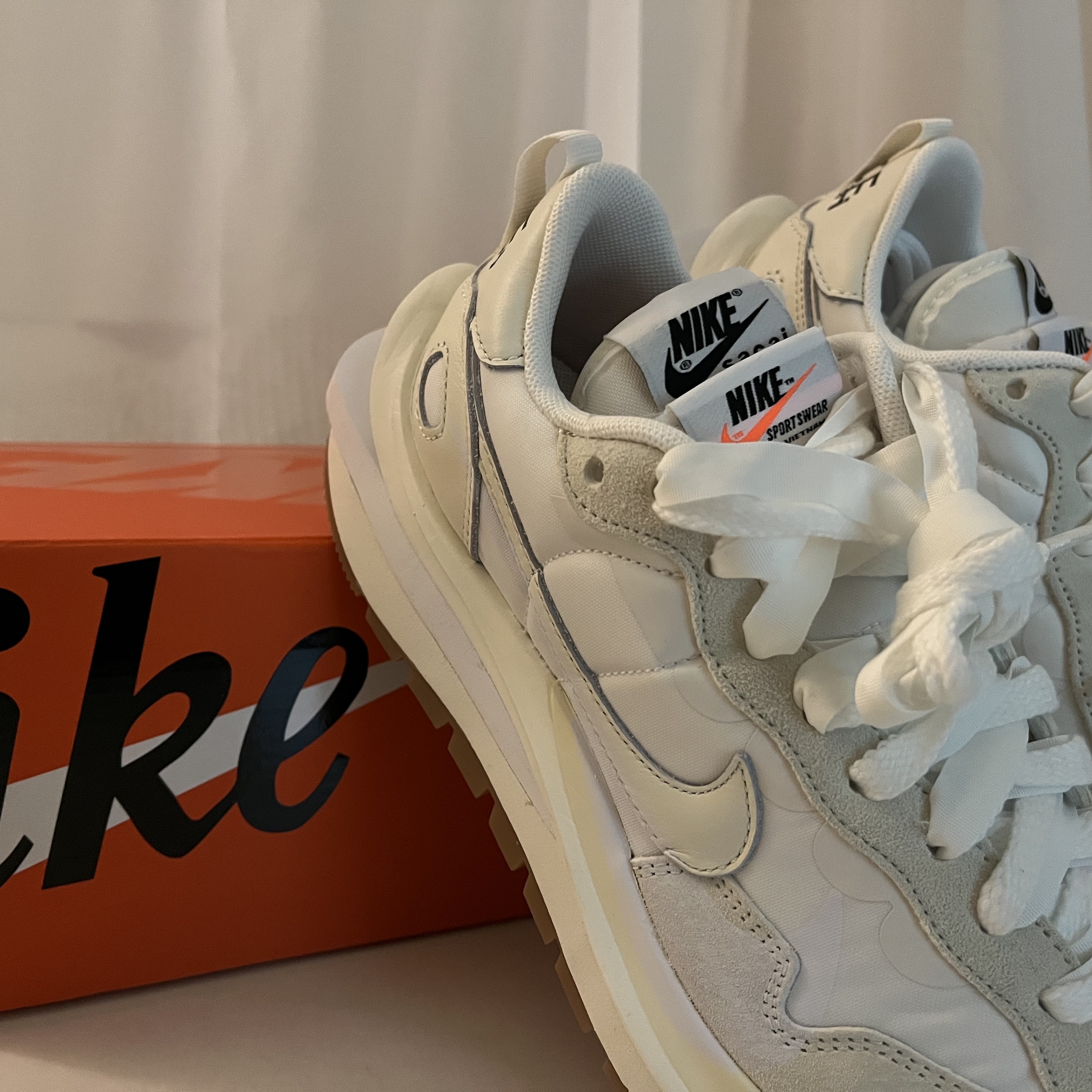 Nike x Sacai VaporWaffle White and Gum 착용 스타일 - 2