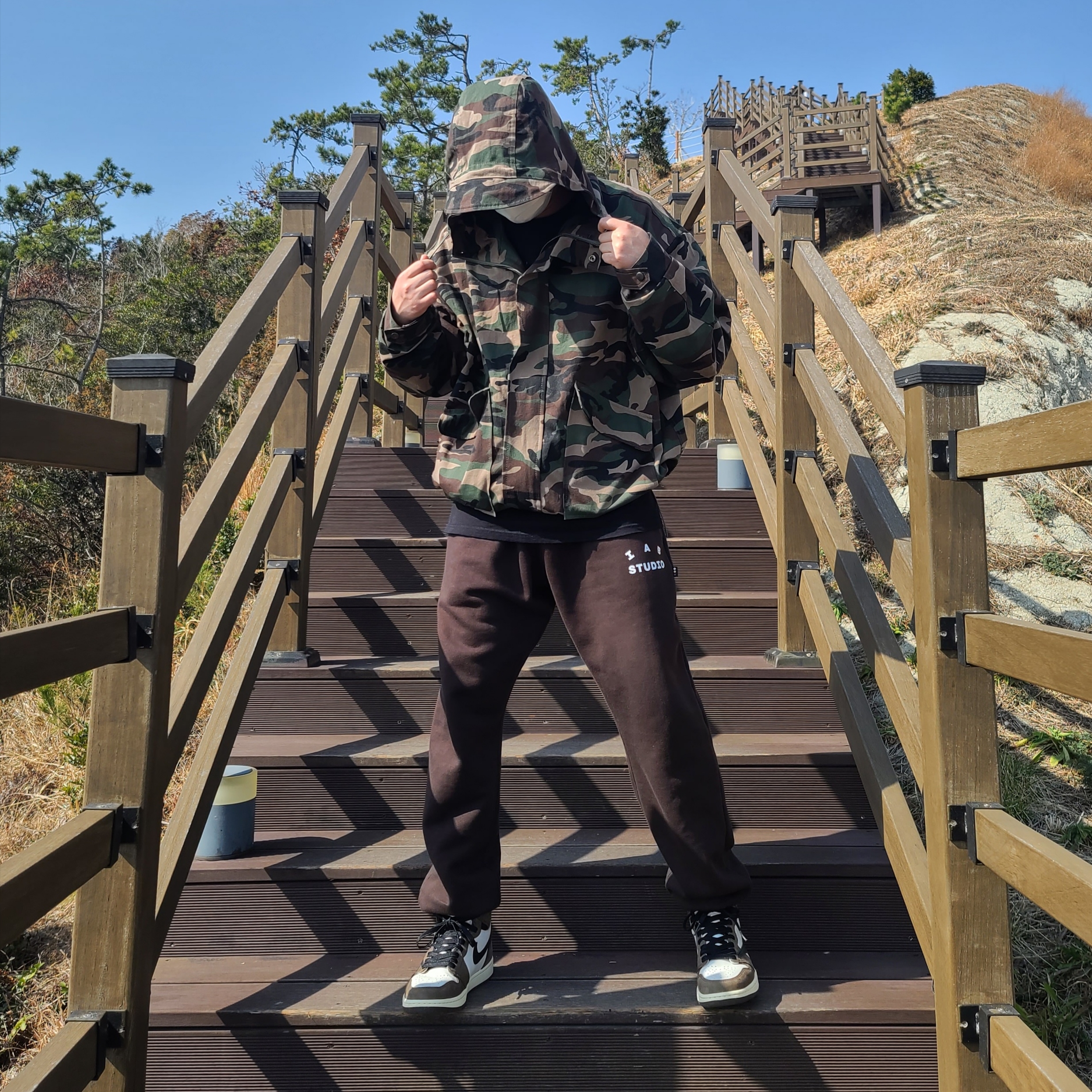 Jordan 1 x Travis Scott Retro High OG SP Mocha, IAB Studio Sweatpants Brown 착용 스타일 - 2