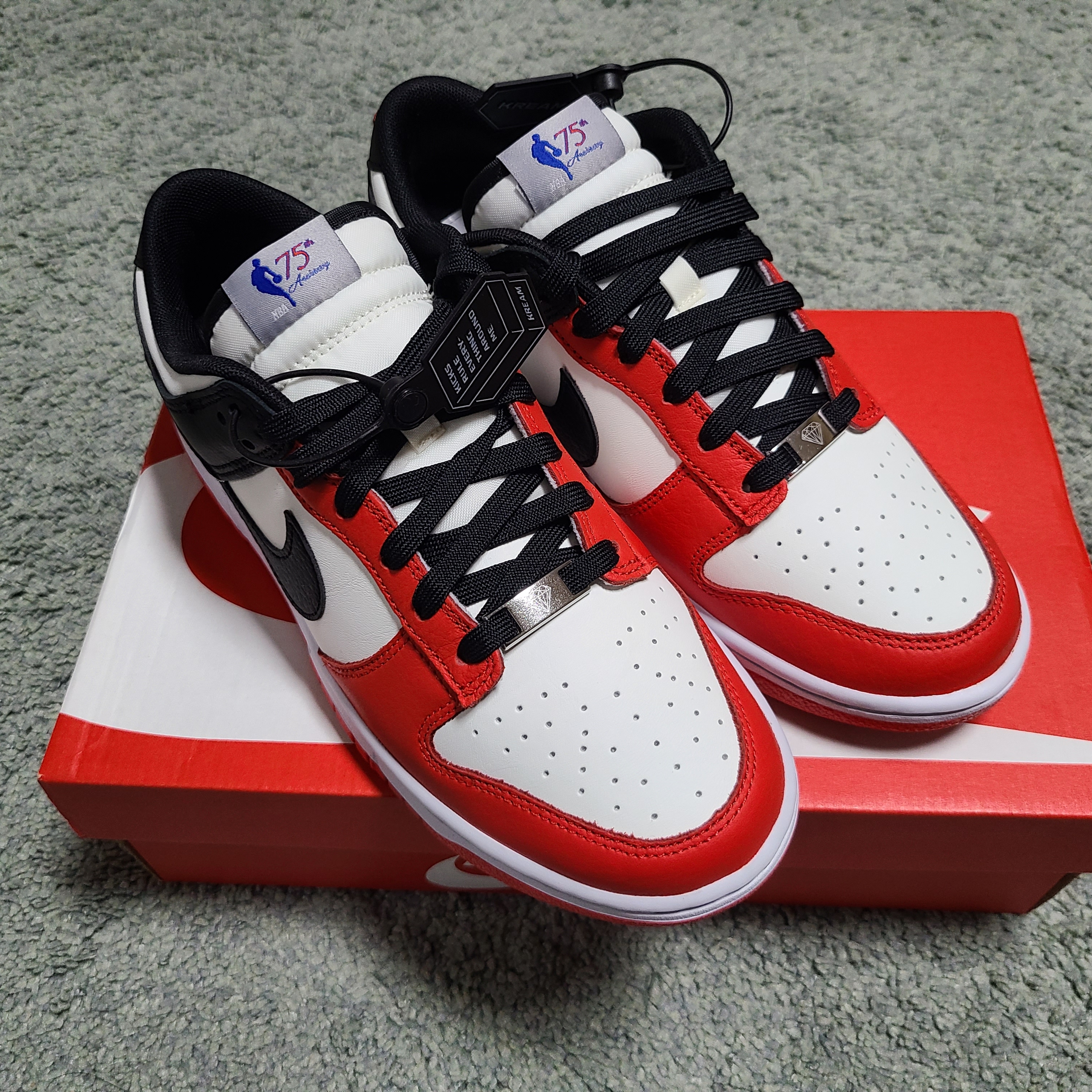 Nike x NBA Dunk Low Retro EMB Black and Chile Red 착용 스타일 - 1