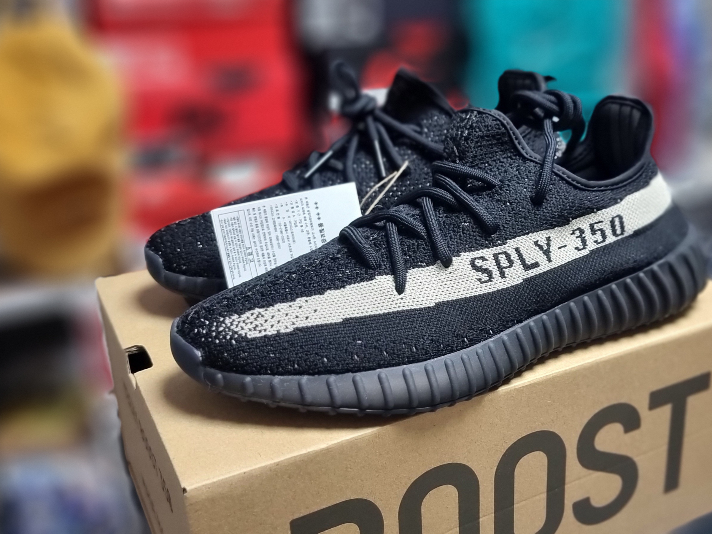 Adidas Yeezy Boost 350 V2 Core Black White 2022 착용 스타일