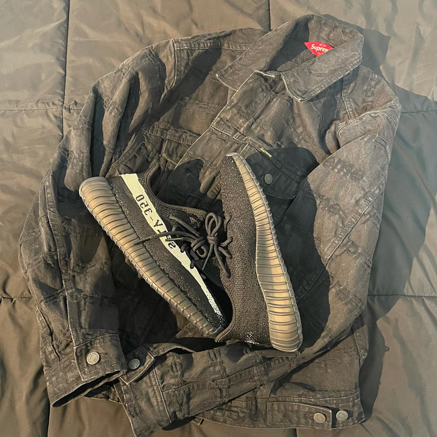 Adidas Yeezy Boost 350 V2 Core Black White 2022, Supreme Frayed Logos Denim Trucker Jacket Black - 21SS 착용 스타일