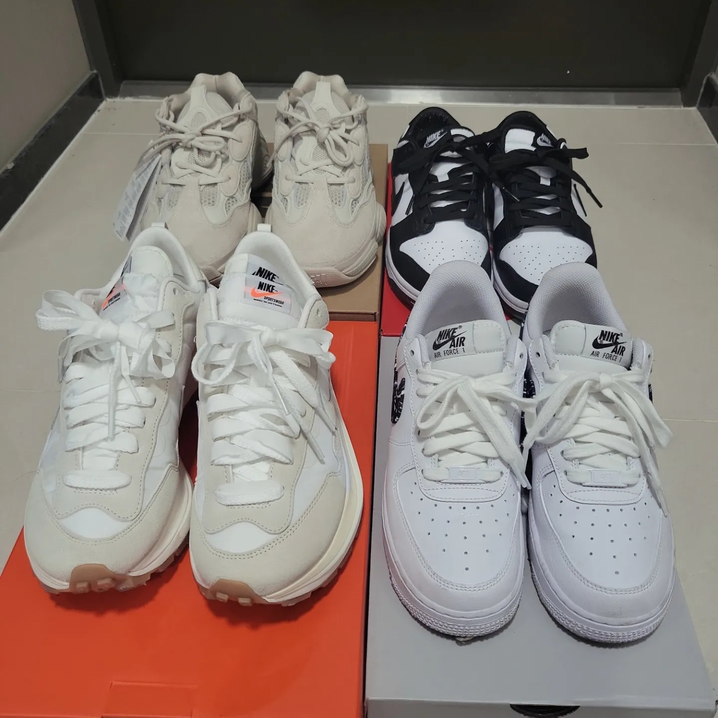 Nike x Sacai VaporWaffle White and Gum, (W) Nike Air Force 1 '07 Essential Paisley Swoosh White Black 착용 스타일 - 1