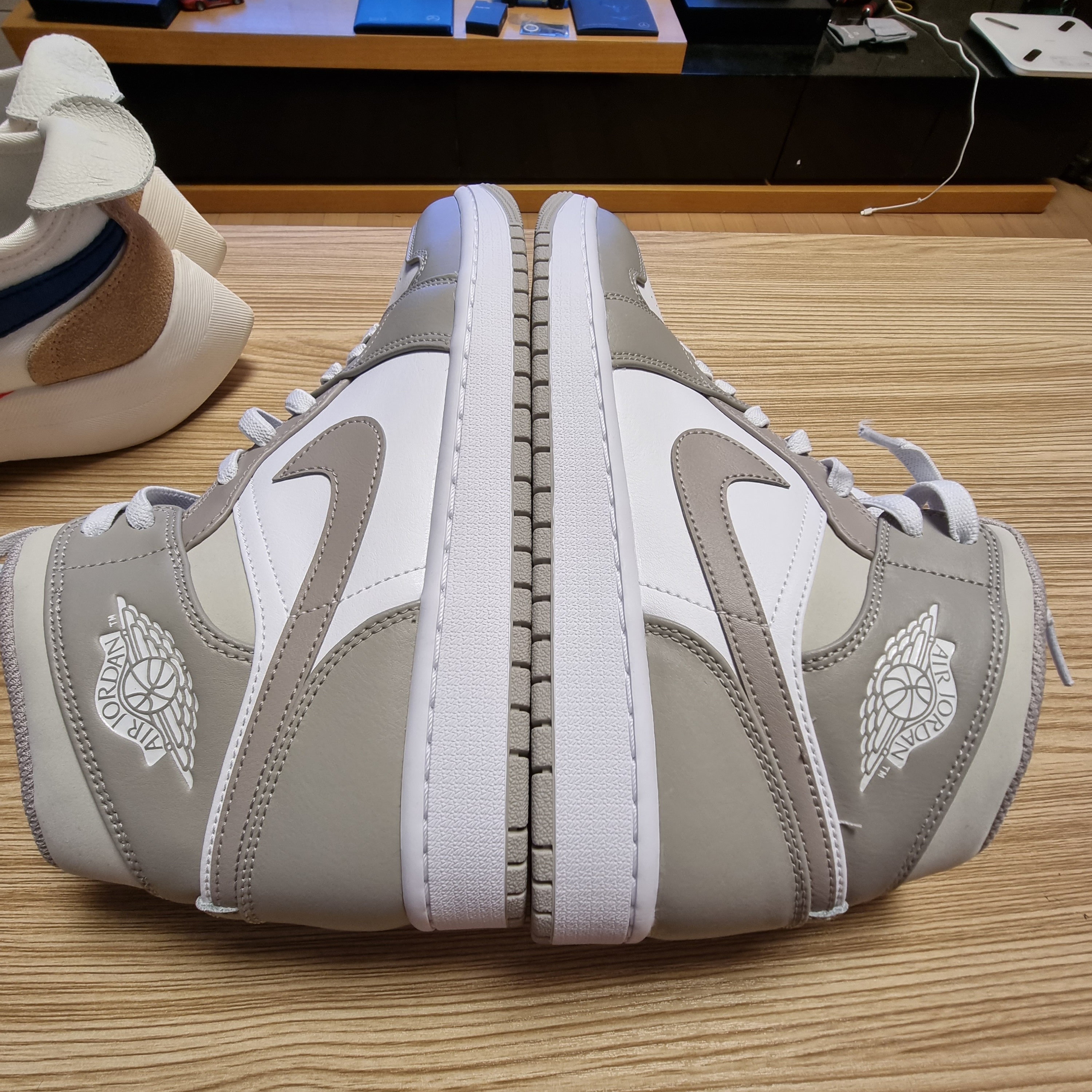 Jordan 1 Mid College Grey, Nike Moon Racer Sail Solar Blue 착용 스타일 - 4