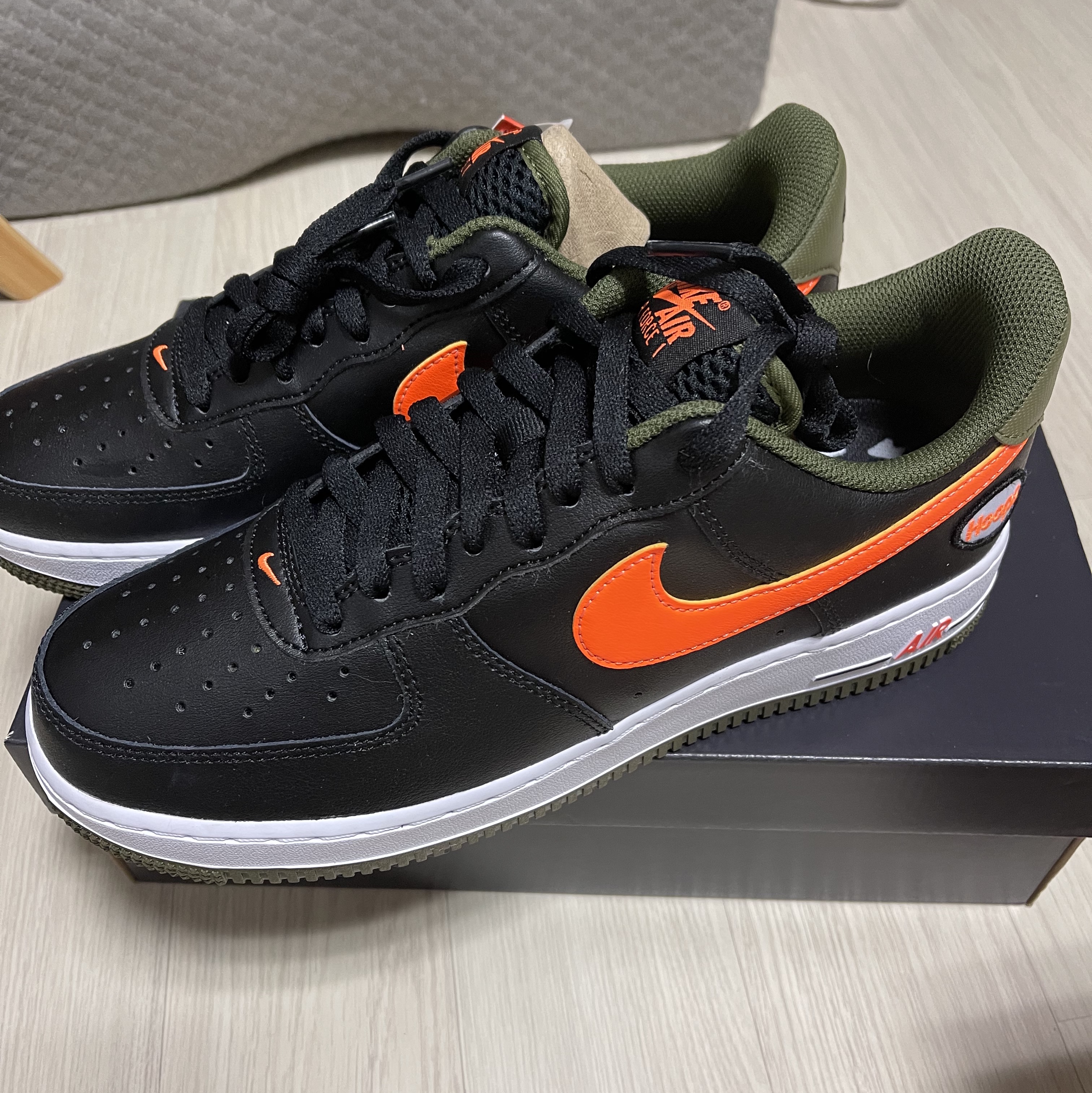 Nike Air Force 1 '07 LV8 Black Total Orange 착용 스타일 - 1