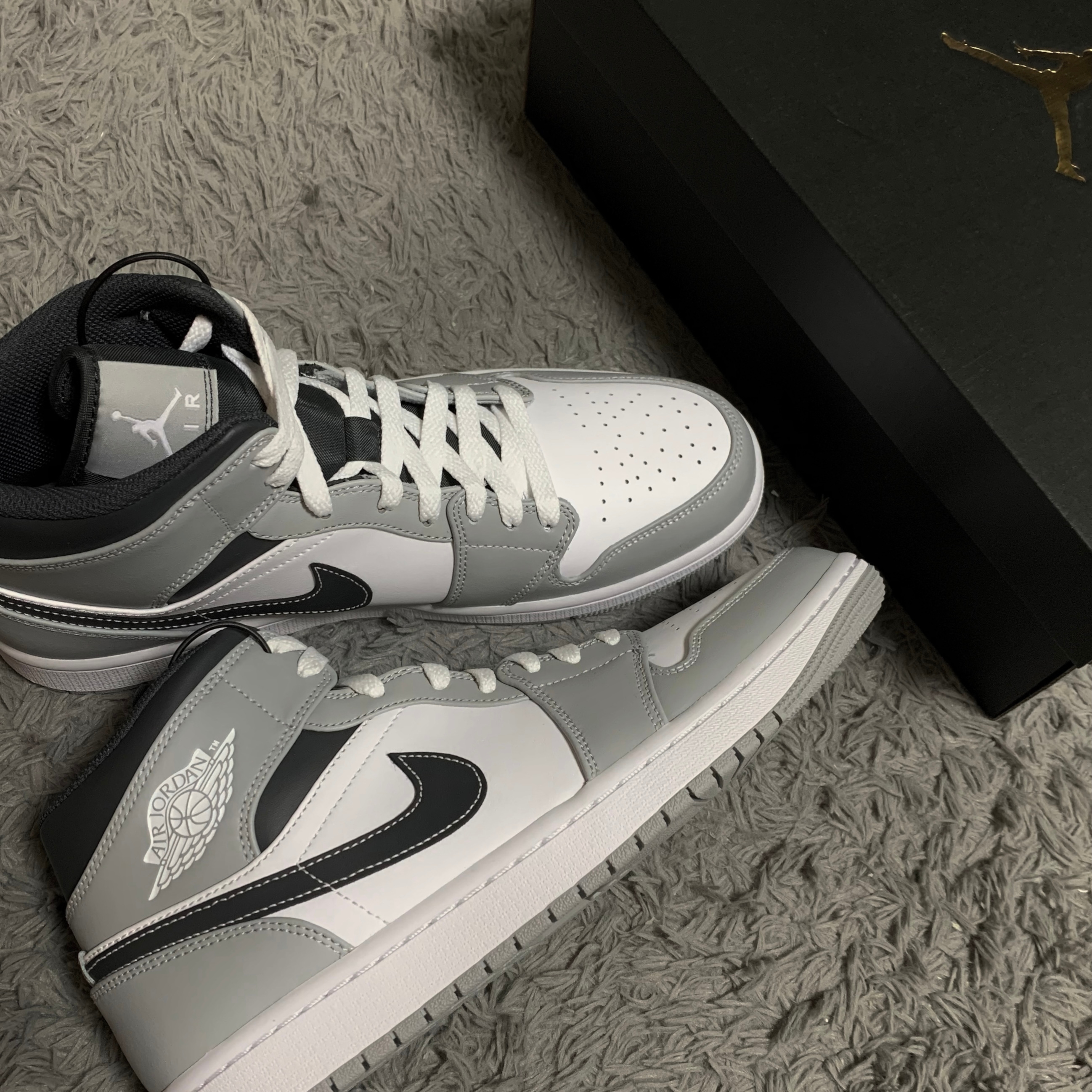 Jordan 1 Mid Light Smoke Grey Anthracite 착용 스타일 - 1