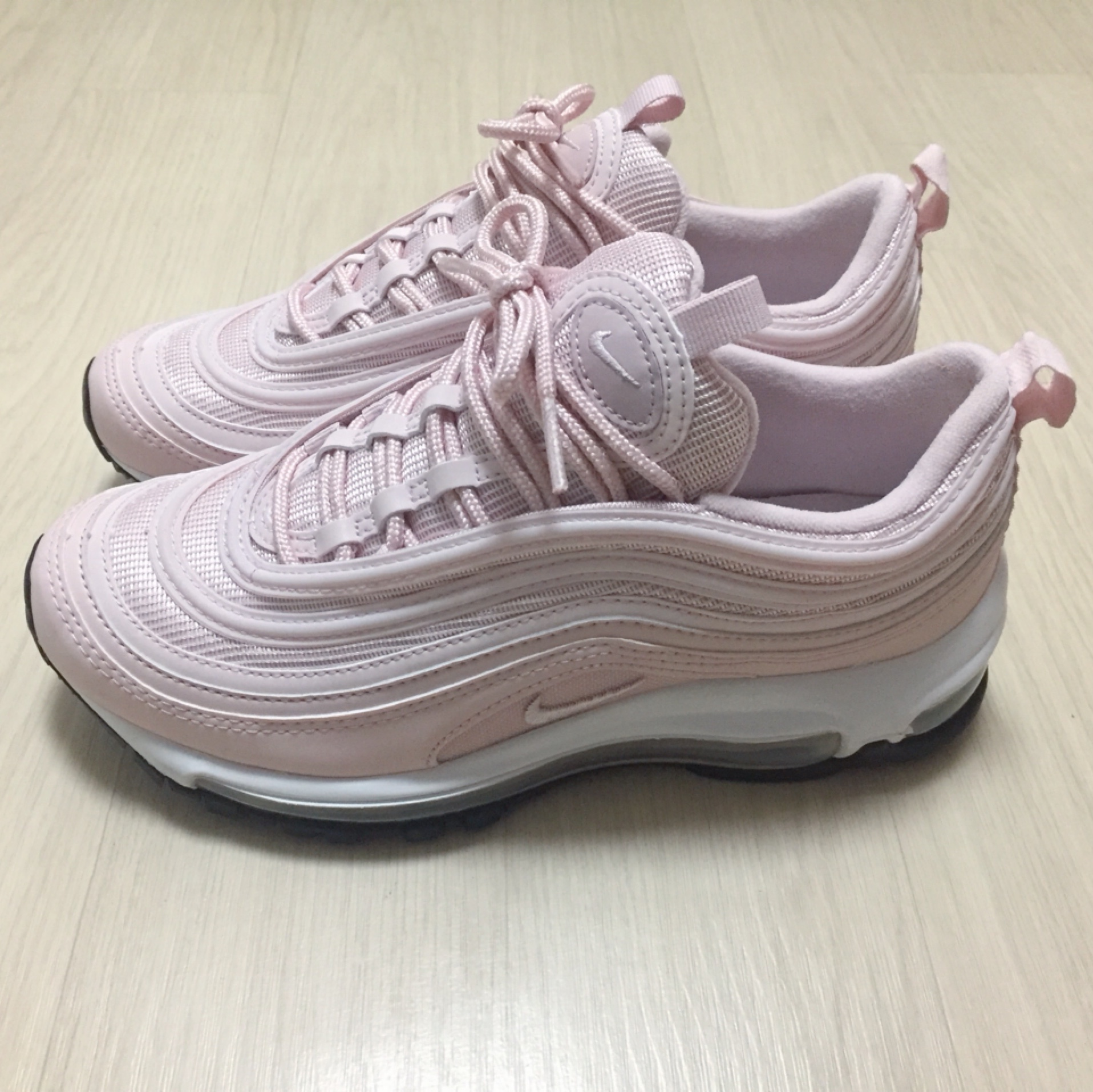 (W) Nike Air Max 97 Barely Rose Black Sole 착용 스타일 - 3