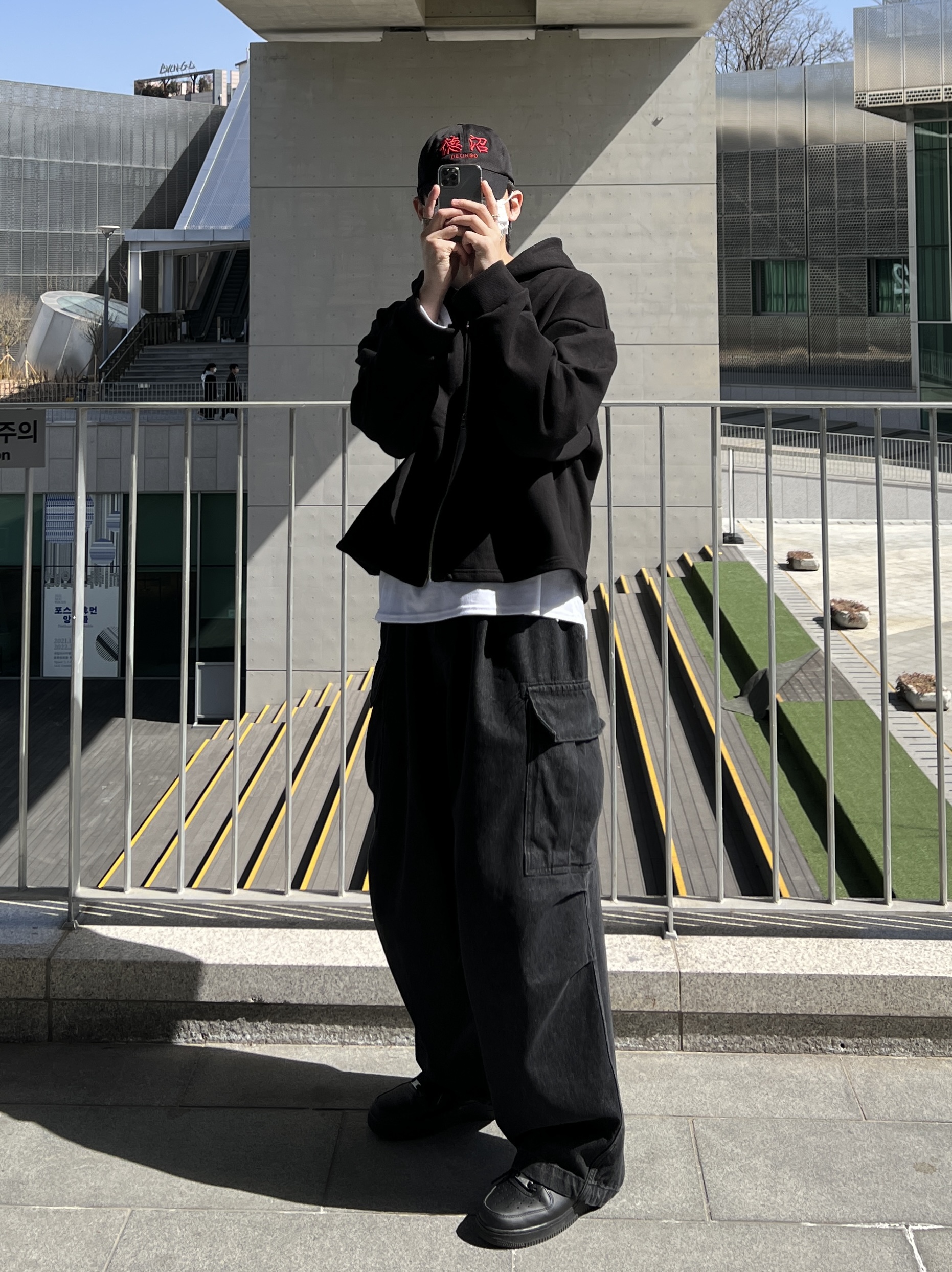 Nike Air Force 1 '07 Low Triple Black, Darkr8m Studio x Libilly Cap Black 착용 스타일