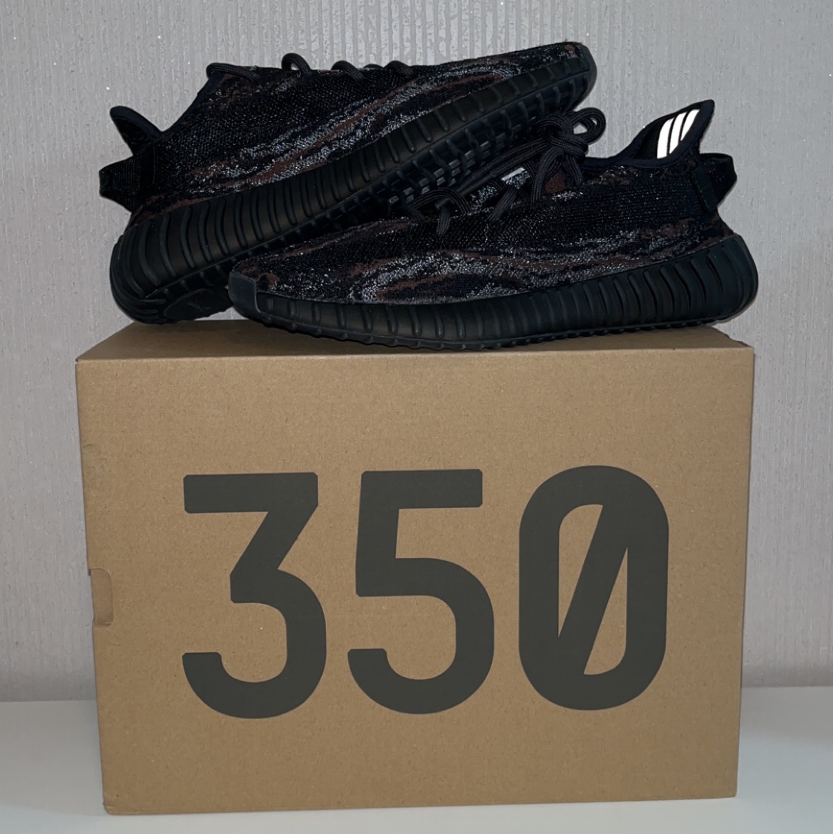Adidas Yeezy Boost 350 V2 MX Rock 착용 스타일 - 2