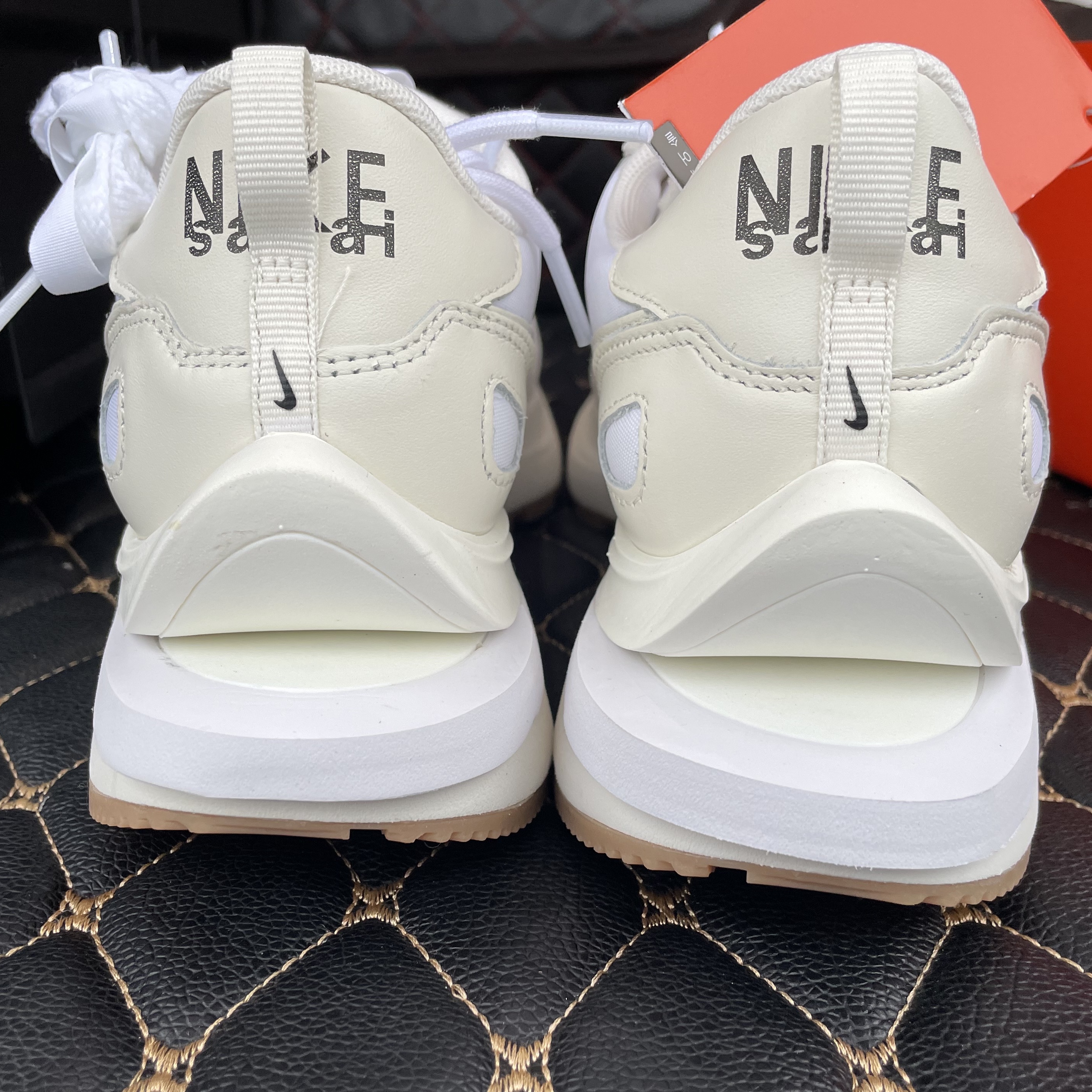 Nike x Sacai VaporWaffle White and Gum 착용 스타일 - 2