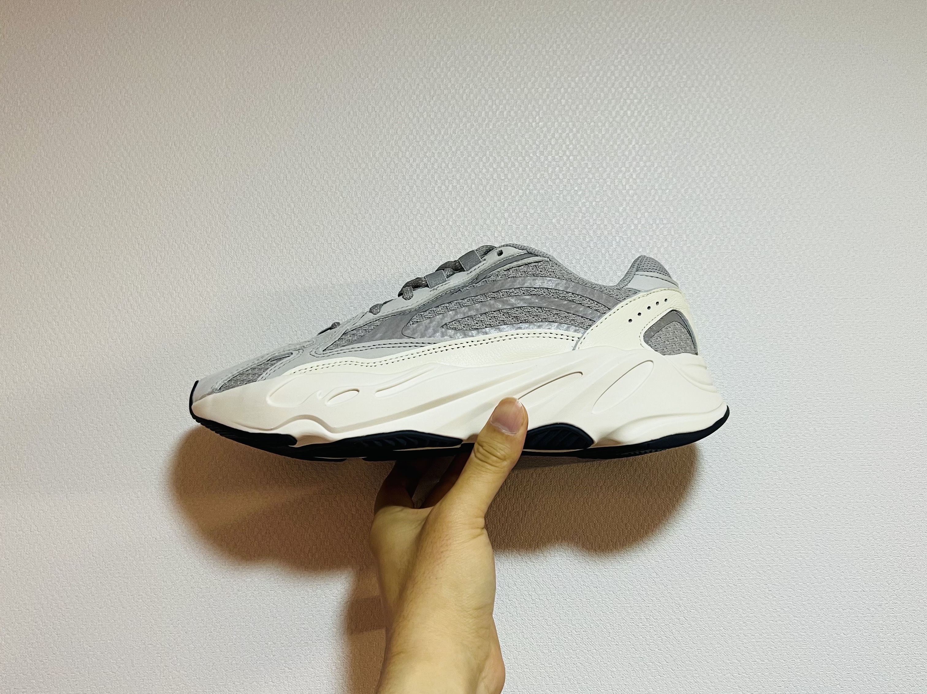 Adidas Yeezy Boost 700 V2 Static 2022 착용 스타일