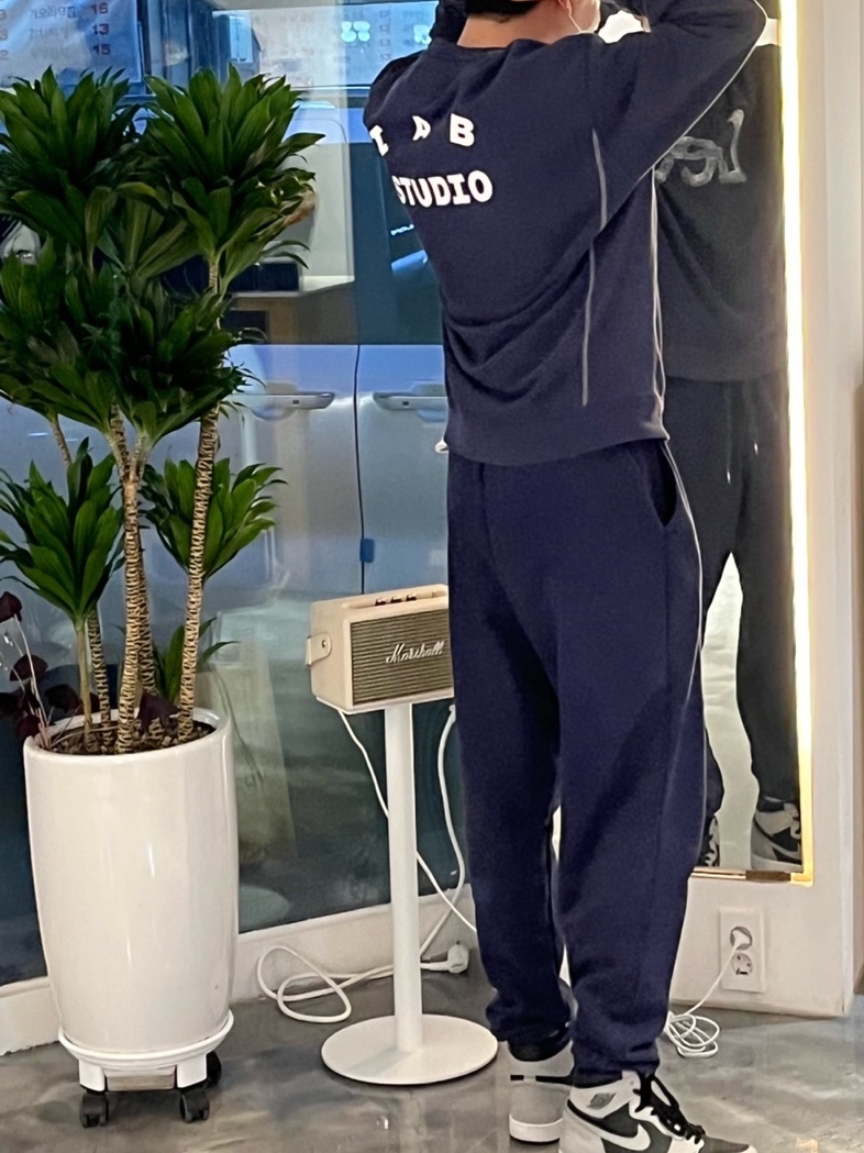 IAB Studio x Lee Pigment Sweatshirt Indigo Navy, IAB Studio x Lee Pigment Sweatpants Indigo Navy 착용 스타일