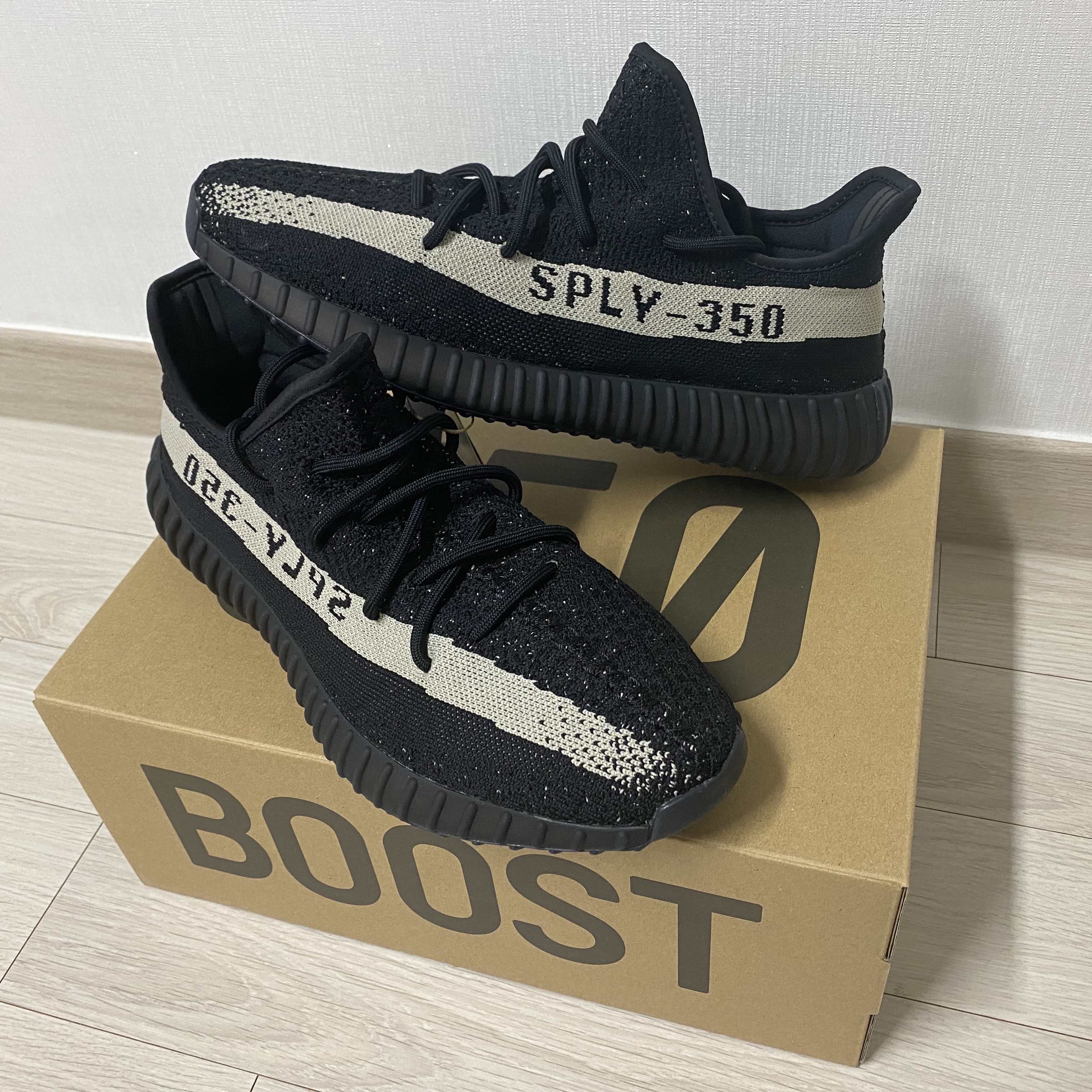 Adidas Yeezy Boost 350 V2 Core Black White 2022 착용 스타일