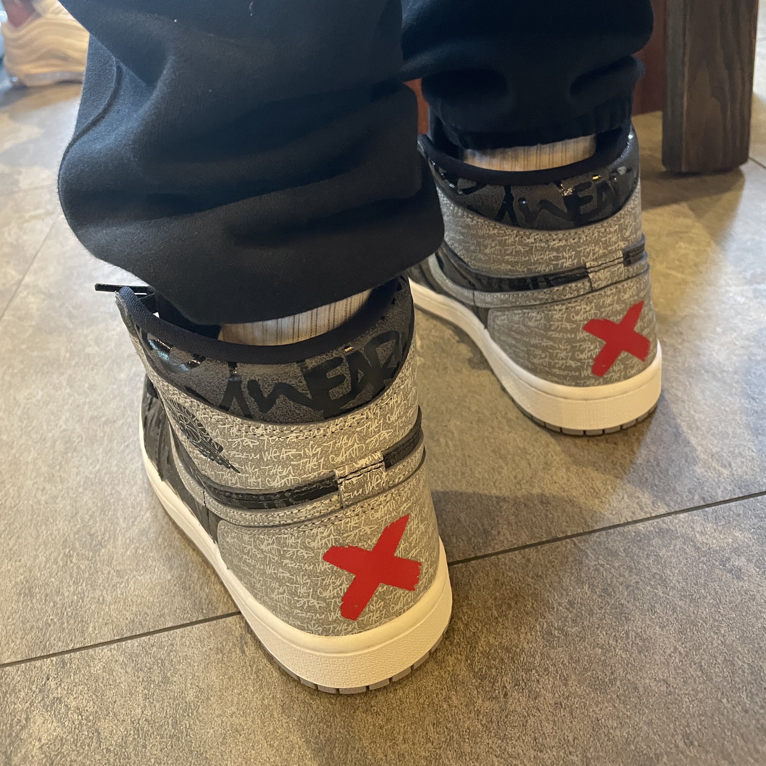 Jordan 1 Retro High OG Rebellionaire 착용 스타일 - 1