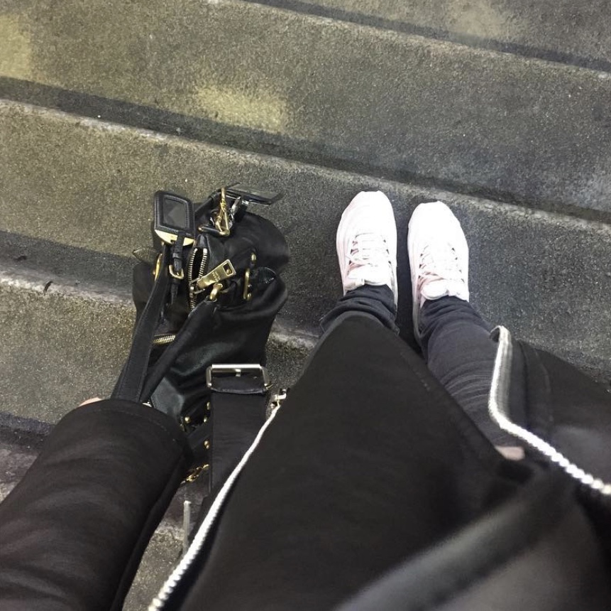(W) Nike Air Max 97 Barely Rose Black Sole 착용 스타일 - 4