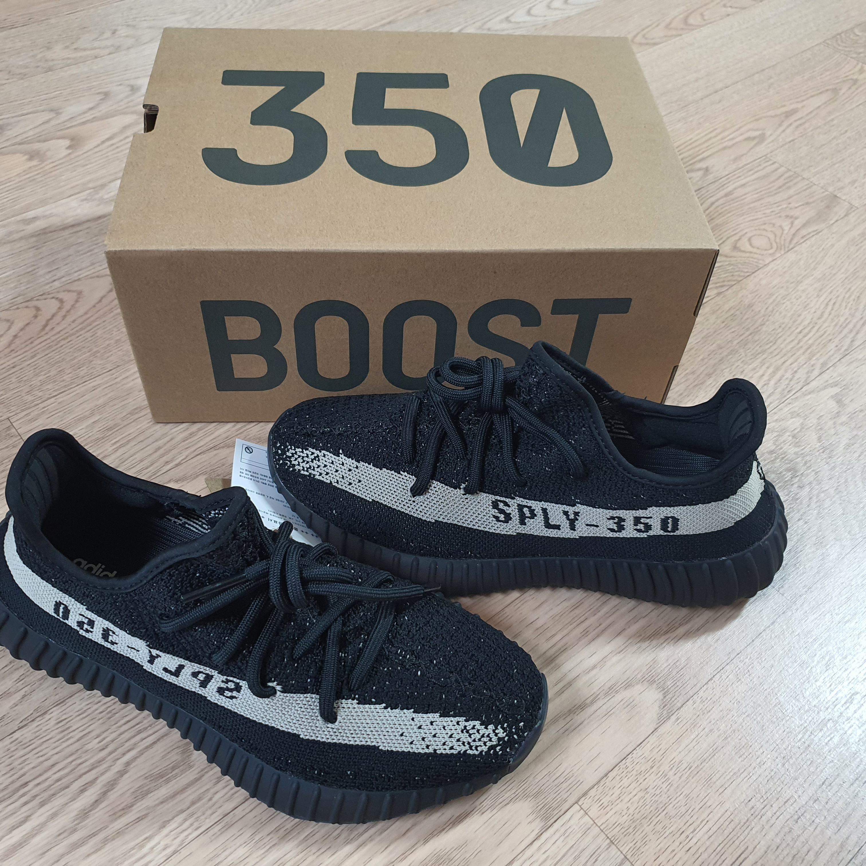 Adidas Yeezy Boost 350 V2 Core Black White 2022 착용 스타일 - 4