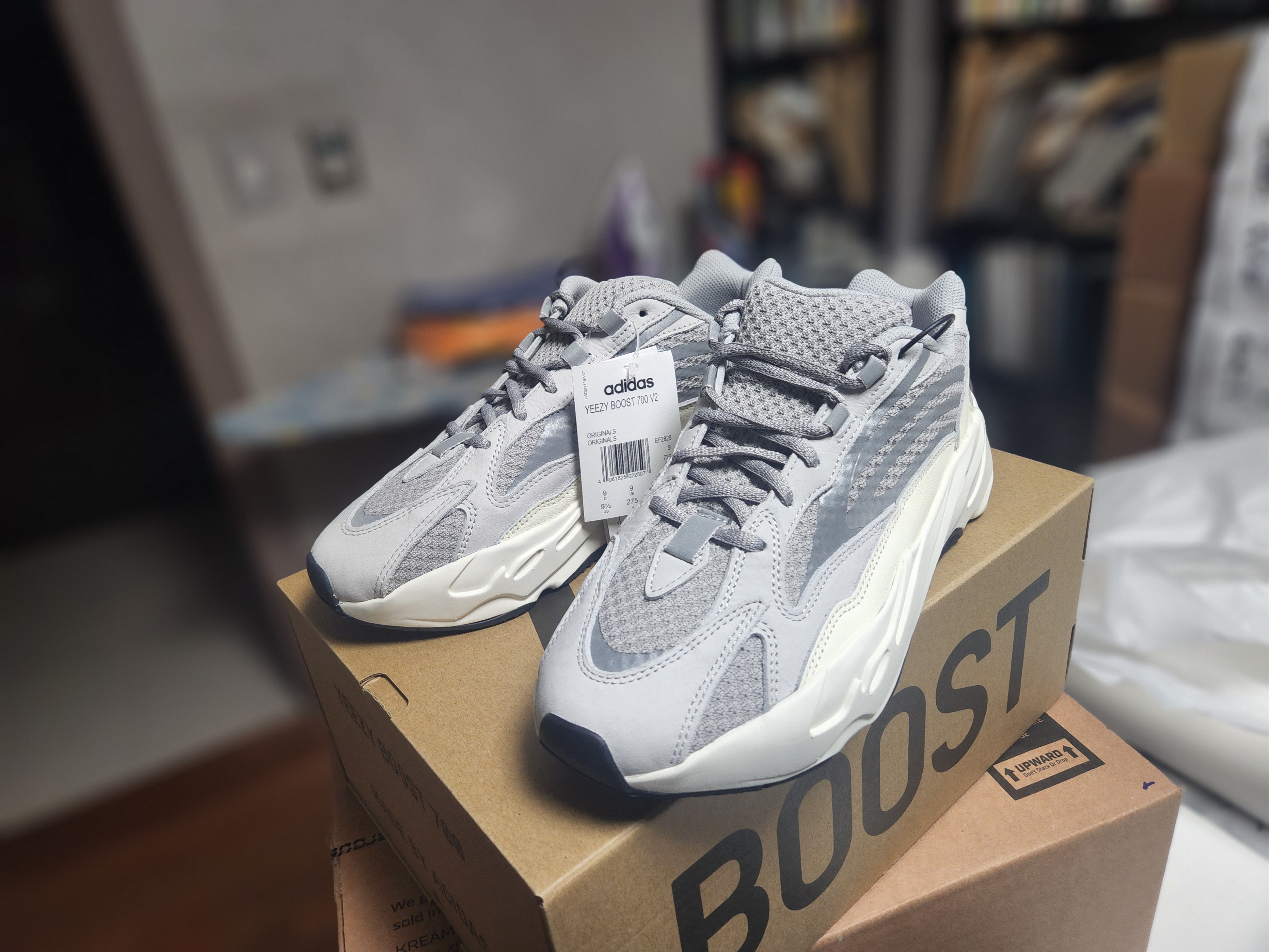 Adidas Yeezy Boost 700 V2 Static 2018 착용 스타일 - 1